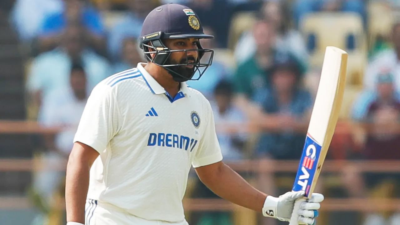 ರಾಜ್ಕೋಟ್ನ ನಿರಂಜನ್ ಶಾ ಕ್ರಿಕೆಟ್ ಸ್ಟೇಡಿಯಂನಲ್ಲಿ ನಡೆಯುತ್ತಿರುವ ಇಂಗ್ಲೆಂಡ್ ವಿರುದ್ಧದ 3ನೇ ಟೆಸ್ಟ್ ಪಂದ್ಯದಲ್ಲಿ ರೋಹಿತ್ ಶರ್ಮಾ (Rohit Sharma) ಭರ್ಜರಿ ಬ್ಯಾಟಿಂಗ್ ಪ್ರದರ್ಶಿಸಿದ್ದಾರೆ. ಈ ಪಂದ್ಯದಲ್ಲಿ ಟಾಸ್ ಗೆದ್ದ ಭಾರತ ತಂಡವು ಬ್ಯಾಟಿಂಗ್ ಆಯ್ದುಕೊಂಡಿತು.