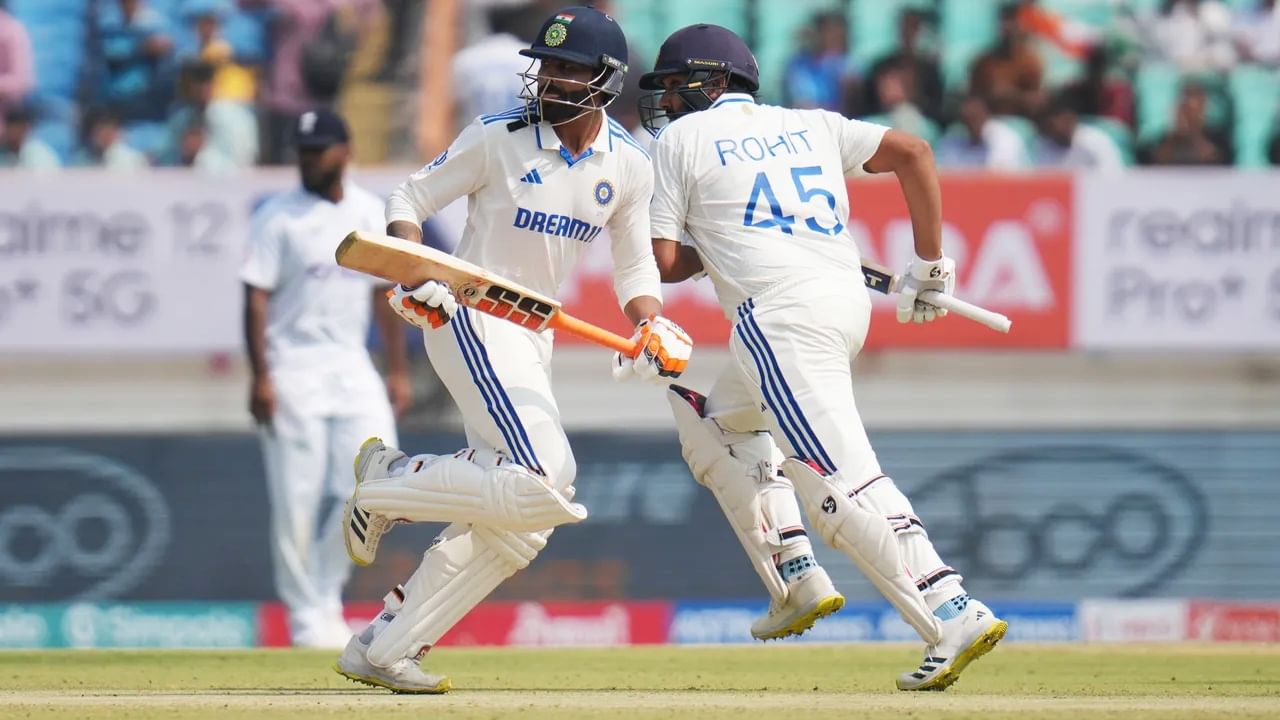 ಈ ಹಂತದಲ್ಲಿ ಎಚ್ಚರಿಕೆಯ ಬ್ಯಾಟಿಂಗ್ನೊಂದಿಗೆ ಕ್ರೀಸ್ ಕಚ್ಚಿ ನಿಂತ ರೋಹಿತ್ ಶರ್ಮಾ ನಾಯಕನ ಆಟವಾಡಿದರು. ಆರಂಭಿಕ ಆಘಾತದಿಂದ ತಂಡವನ್ನು ಪಾರು ಮಾಡುವ ಜವಾಬ್ದಾರಿವಹಿಸಿಕೊಂಡ ರೋಹಿತ್ ಶರ್ಮಾ ರವೀಂದ್ರ ಜಡೇಜಾ ಜೊತೆಗೂಡಿ ಇನಿಂಗ್ಸ್ ಕಟ್ಟಿದರು.