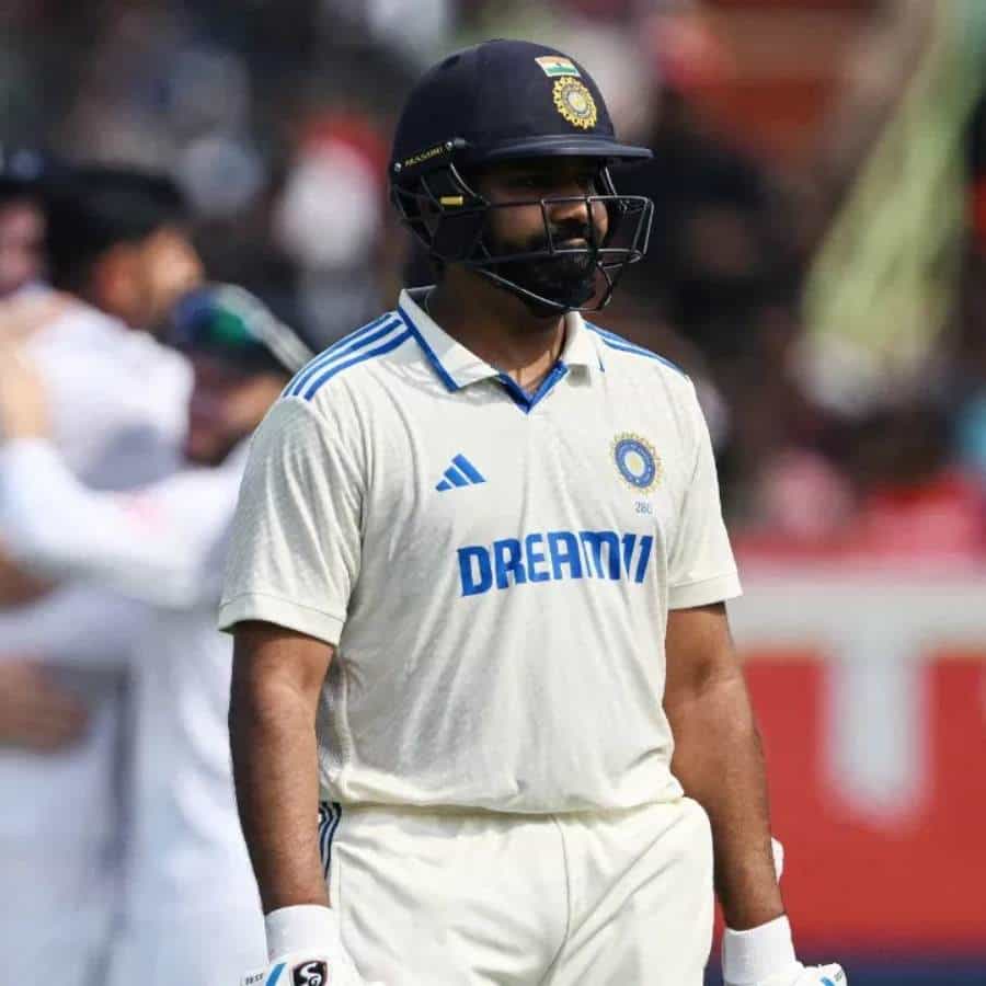 ವೈಜಾಗ್ನ ಡಾ. ವೈಎಸ್ ರಾಜಶೇಖರ ರೆಡ್ಟಿ ಕ್ರೀಡಾಂಗಣದಲ್ಲಿ ನಡೆಯುತ್ತಿರುವ ಇಂಗ್ಲೆಂಡ್ ವಿರುದ್ಧದ ಎರಡನೇ ಟೆಸ್ಟ್ ಪಂದ್ಯದಲ್ಲಿ ಭಾರತ ಉತ್ತಮ ಮುನ್ನಡೆಯತ್ತ ದಾಪುಗಾಲಿಡುತ್ತಿದೆ. ಇಂಗ್ಲೆಂಡ್ ಅನ್ನು 253 ರನ್ಗಳಿಗೆ ಆಲೌಟ್ ಮಾಡಿ ಎರಡನೇ ಇನ್ನಿಂಗ್ಸ್ ಶುರು ಮಾಡಿರುವ ಭಾರತ ಎರಡನೇ ದಿನದಾಟದ ಅಂತ್ಯಕ್ಕೆ ವಿಕೆಟ್ ನಷ್ಟವಿಲ್ಲದೆ 28 ರನ್ ಗಳಿಸಿತು. 171 ರನ್ಗಳ ಮುನ್ನಡೆಯೊಂದಿಗೆ ಇಂದು ಮೂರನೇ ದಿನದಾಟ ಆರಂಭಿಸಲಿದೆ.