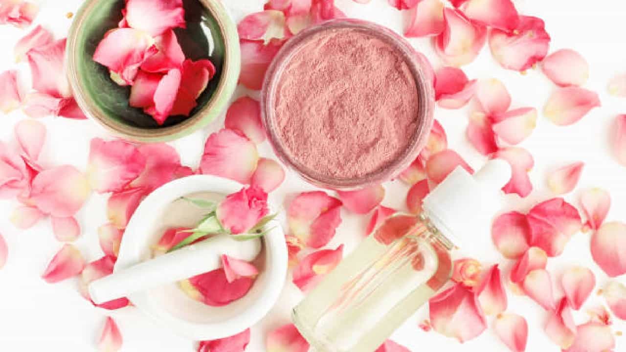 Rose Facepack: ಹೊಳೆಯುವ ತ್ವಚೆಗೆ ಗುಲಾಬಿ ಹೂವಿನ ಫೇಸ್ಪ್ಯಾಕ್ ಹಚ್ಚಿ ನೋಡಿ Rose Facepack: ಹೊಳೆಯುವ ತ್ವಚೆಗೆ ಗುಲಾಬಿ ಹೂವಿನ ಫೇಸ್ಪ್ಯಾಕ್ ಹಚ್ಚಿ ನೋಡಿ
