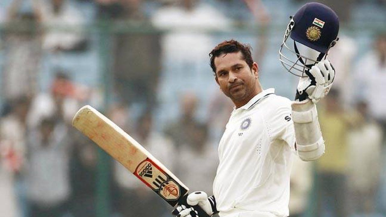 ಇನ್ನು ಈ ಪಟ್ಟಿಯಲ್ಲಿ ಅಗ್ರಸ್ಥಾನದಲ್ಲಿರುವುದು ಮಾಸ್ಟರ್ ಬ್ಲಾಸ್ಟರ್ ಸಚಿನ್ ತೆಂಡೂಲ್ಕರ್. ಭಾರತದ ಪರ 782 ಇನಿಂಗ್ಸ್ ಆಡಿರುವ ಸಚಿನ್ 100 ಶತಕ ಮತ್ತು 164 ಅರ್ಧಶತಕಗಳೊಂದಿಗೆ ಒಟ್ಟು 34357 ರನ್ ಪೇರಿಸಿದ್ದಾರೆ. ಈ ಮೂಲಕ ಅಂತಾರಾಷ್ಟ್ರೀಯ ಕ್ರಿಕೆಟ್ನಲ್ಲಿ ಅತೀ ಹೆಚ್ಚು ರನ್ ಕಲೆಹಾಕಿದ ವಿಶ್ವ ದಾಖಲೆಯನ್ನು ನಿರ್ಮಿಸಿದ್ದಾರೆ.