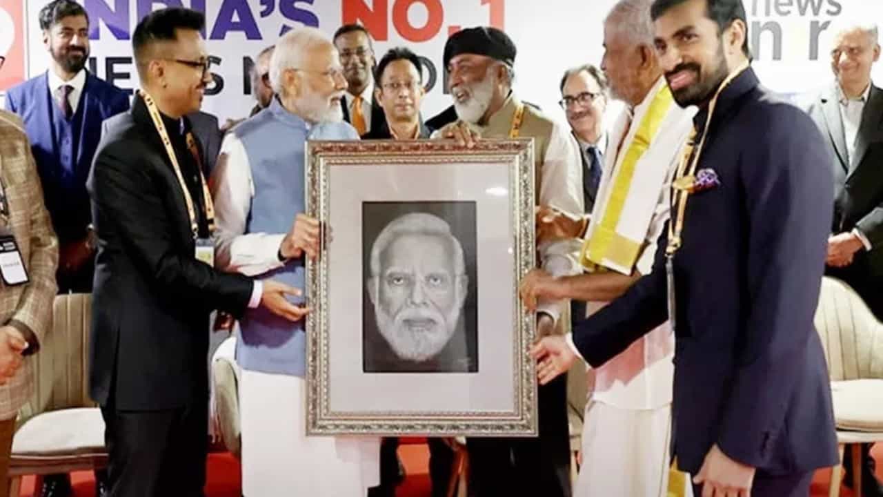 ಪ್ರಧಾನಿ ಮೋದಿ, ಅಮಿತ್ ಶಾ ಚಿತ್ರ ರಚಿಸಿ ಅವರಿಗೆ ನೀಡಿದ ಕ್ಷಣ; ಕಲಾವಿದನ ಅನುಭವದ ಅಕ್ಷರ ರೂಪ