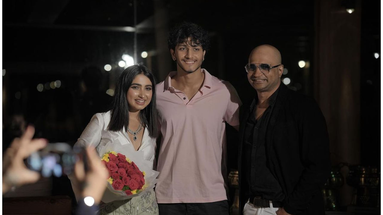 ನಿರ್ದೇಶಕ ಇಂದ್ರಜಿತ್ ಲಂಕೇಶ್ ಅವರು ಹಲವು ಸದಭಿರುಚಿ ಚಿತ್ರಗಳನ್ನು ನಿರ್ದೇಶನ ಮಾಡಿ ಗಮನ ಸೆಳೆದಿದ್ದಾರೆ. ಈಗ ಅವರ ಮಗ ಸಮರ್ಜಿತ್ ಲಂಕೇಶ್ ಚಿತ್ರರಂಗಕ್ಕೆ ಕಾಲಿಡುತ್ತಿದ್ದಾರೆ. ‘ಗೌರಿ’ ಸಿನಿಮಾ ಅವರ ಮೊದಲ ಚಿತ್ರವಾಗಿದ್ದು, ಸಾನ್ಯಾ ಅಯ್ಯರ್ ನಾಯಕಿ ಆಗಿ ನಟಿಸಿದ್ದಾರೆ.