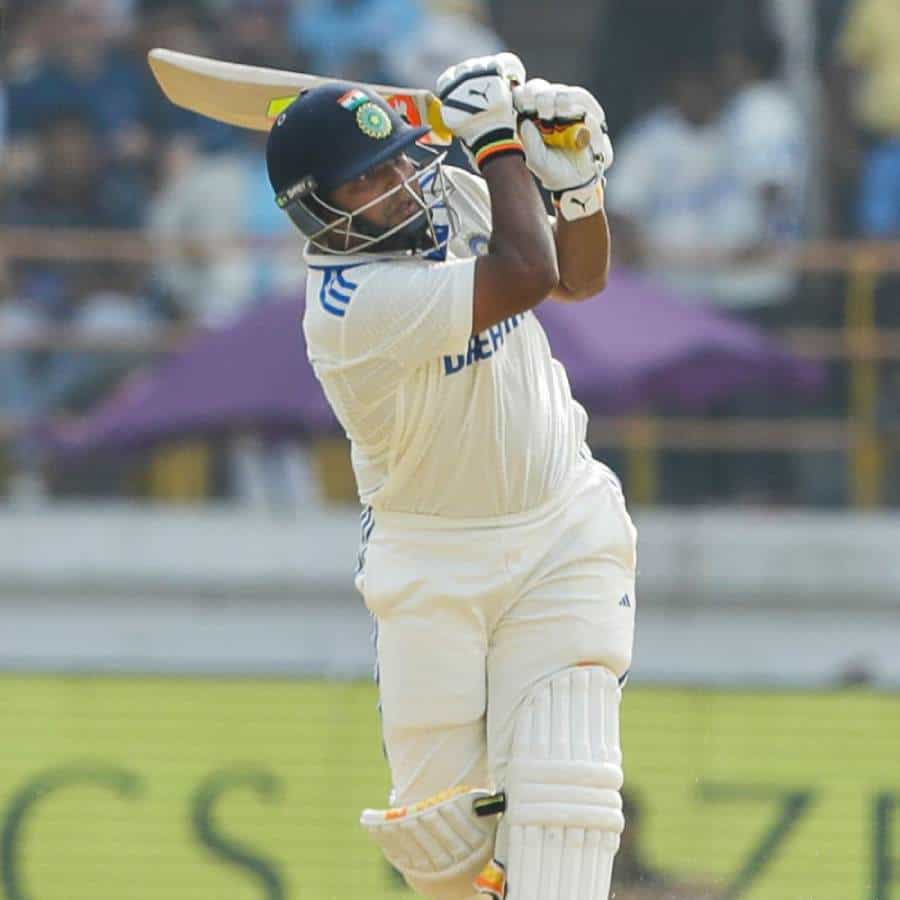 ಭಾರತ ಮತ್ತು ಇಂಗ್ಲೆಂಡ್ ನಡುವಿನ ರಾಜ್ಕೋಟ್ ಟೆಸ್ಟ್ ಪಂದ್ಯದಲ್ಲಿ ರೋಹಿತ್ ಶರ್ಮಾ ಮತ್ತು ರವೀಂದ್ರ ಜಡೇಜಾ ಶತಕ ಬಾರಿಸಿದರೂ, ಮೊದಲ ದಿನದ ಹೀರೋ ಆಗಿದ್ದು ಚೊಚ್ಚಲ ಟೆಸ್ಟ್ ಪಂದ್ಯವನ್ನು ಆಡಿದ ಆಟಗಾರ ಸರ್ಫರಾಜ್ ಖಾನ್. ಅವರ ಅದ್ಭುತ ಬ್ಯಾಟಿಂಗ್ಗೆ ಎಲ್ಲರೂ ಖುಷಿ ಪಟ್ಟರೆ, ನಂತರ ಸಂಭವಿಸಿದ ರನೌಟ್ ಕಣ್ಣೀರು ತರಿಸಿತು.
