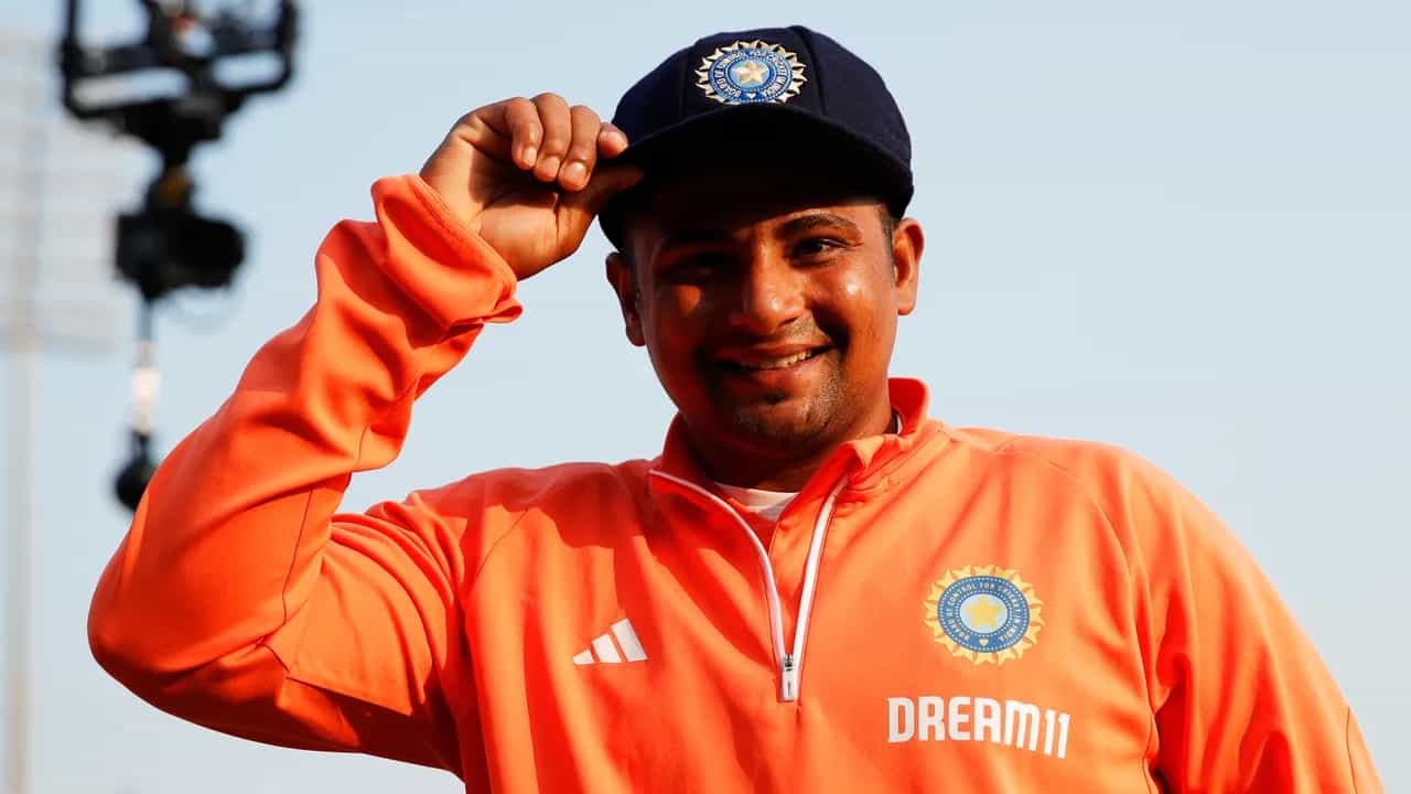 ರಾಜ್ಕೋಟ್ನಲ್ಲಿ ನಡೆಯುತ್ತಿರುವ ಇಂಗ್ಲೆಂಡ್ ವಿರುದ್ಧದ ಮೂರನೇ ಟೆಸ್ಟ್ ಪಂದ್ಯದ ಮೂಲಕ ಸರ್ಫರಾಝ್ ಖಾನ್ ಭಾರತದ ಪರ ಪಾದಾರ್ಪಣೆ ಮಾಡಿದ್ದಾರೆ. ಇದರೊಂದಿಗೆ ಟೀಮ್ ಇಂಡಿಯಾ ಪರ ಟೆಸ್ಟ್ ಕ್ರಿಕೆಟ್ ಆಡಿದ 311ನೇ ಆಟಗಾರನಾಗಿ ಗುರುತಿಸಿಕೊಂಡಿದ್ದಾರೆ.