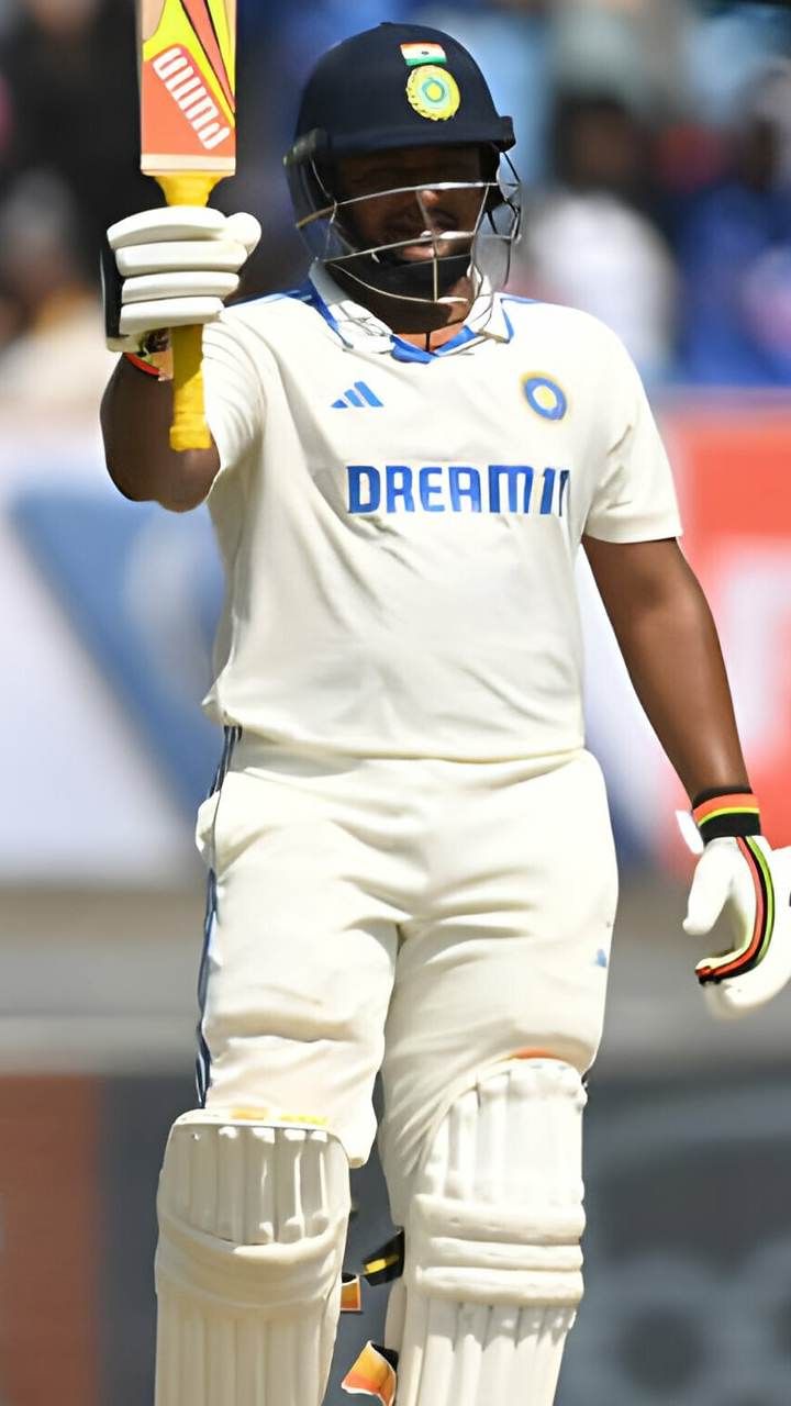 ತನ್ನ ಚೊಚ್ಚಲ ಟೆಸ್ಟ್‌ನ ಎರಡೂ ಇನ್ನಿಂಗ್ಸ್‌ಗಳಲ್ಲಿ ಸಿಕ್ಕ ಅವಕಾಶವನ್ನು ಬಳಸಿಕೊಂಡು ಸರ್ಫರಾಜ್ ಅರ್ಧಶತಕ ಬಾರಿಸಿ ಎಲ್ಲರ ಹುಬ್ಬೇರುವಂತೆ ಮಾಡಿದ್ದಾರೆ.