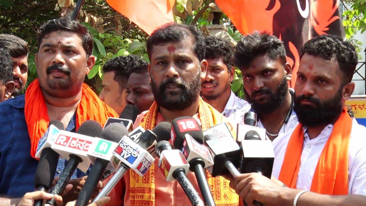ಹನುಮ ಧ್ವಜ ಮರುಸ್ಥಾಪನೆ ಮಾಡದಿದ್ದರೆ ಕೆರೆಗೋಡು ಚಲೋಗೆ ಕರೆ, ಯಾವುದೇ ಅನಾಹುತ ಆದರೂ ಸರ್ಕಾರ ಹೊಣೆ: ವಿಹೆಚ್ಪಿ ಮುಖಂಡ ಹನುಮ ಧ್ವಜ ಮರುಸ್ಥಾಪನೆ ಮಾಡದಿದ್ದರೆ ಕೆರೆಗೋಡು ಚಲೋಗೆ ಕರೆ, ಯಾವುದೇ ಅನಾಹುತ ಆದರೂ ಸರ್ಕಾರ ಹೊಣೆ: ವಿಹೆಚ್ಪಿ ಮುಖಂಡ