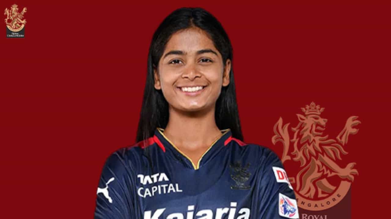 ತನ್ನ ಆಲ್ರೌಂಡರ್ ಪ್ರದರ್ಶನದಿಂದಲೇ ಆರ್ಸಿಬಿ ಮಹಿಳಾ ತಂಡದಲ್ಲಿ ಸ್ಥಾನ ಪಡೆದುಕೊಂಡಿರುವ ಕನ್ನಡತಿ ಶ್ರೇಯಾಂಕ ಪಾಟೀಲ್ ಆಟಕ್ಕೆ ಮನಸೋಲದವರಿಲ್ಲ. ಕೆಳ ಕ್ರಮಾಂಕದಲ್ಲಿ ಬ್ಯಾಟಿಂಗ್ಗೂ ಸೈ, ಮಧ್ಯಮ ಓವರ್ಗಳಲ್ಲಿ ಬೌಲಿಂಗ್ನಲ್ಲೂ ಸೈ ಎನಿಸಿಕೊಂಡಿರುವ ಶ್ರೇಯಾಂಕ ಆರ್ಸಿಬಿ ತಂಡದ ಪ್ರಮುಖ ಸದಸ್ಯರಾಗಿದ್ದಾರೆ.