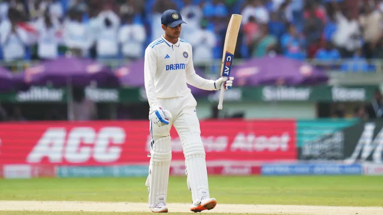India vs England 2nd Test: ಸತತ ವೈಫ್ಯದಿಂದ ಕಂಗೆಟ್ಟಿದ್ದ ಟೀಮ್ ಇಂಡಿಯಾದ ಯುವ ಬ್ಯಾಟರ್ ಶುಭ್ಮನ್ ಗಿಲ್ (Shubman Gill) ಬ್ಯಾಟ್ನಿಂದ ಕೊನೆಗೂ ಅರ್ಧಶತಕ ಮೂಡಿಬಂದಿದೆ. ವಿಶಾಖಪಟ್ಟಣಂನಲ್ಲಿ ನಡೆಯುತ್ತಿರುವ ಇಂಗ್ಲೆಂಡ್ ವಿರುದ್ಧದ 2ನೇ ಟೆಸ್ಟ್ ಪಂದ್ಯದ ದ್ವಿತೀಯ ಇನಿಂಗ್ಸ್ನಲ್ಲಿ ಗಿಲ್ ಕೇವಲ 59 ಎಸೆತಗಳಲ್ಲಿ ಅರ್ಧಶತಕ ಬಾರಿಸಿ ಮಿಂಚಿದ್ದಾರೆ.