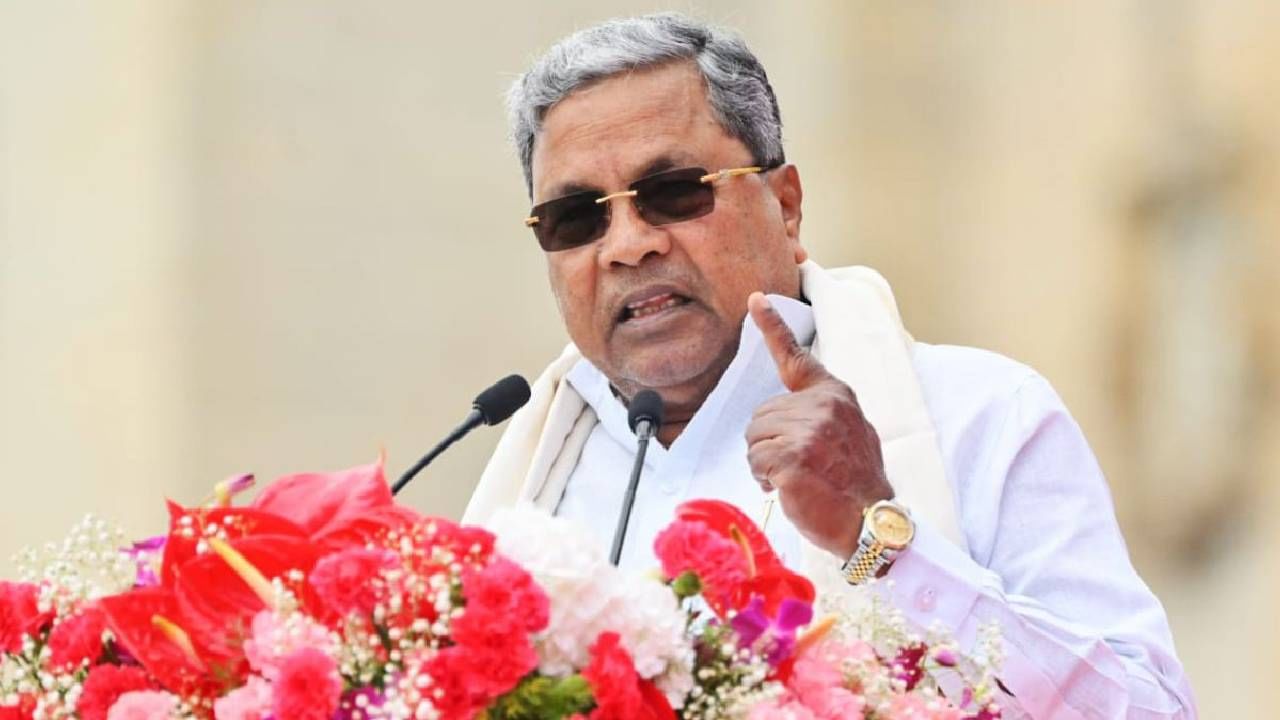 ಸಂವಿಧಾನ ರಕ್ಷಣೆಯಾದರೆ ಉಳಿಯುತ್ತೇವೆ, ಧಕ್ಕೆಯಾದರೆ ಅಪಾಯಕ್ಕೆ ಸಿಲುಕುತ್ತೇವೆ: ಸಿದ್ದರಾಮಯ್ಯ ಸಂವಿಧಾನ ರಕ್ಷಣೆಯಾದರೆ ಉಳಿಯುತ್ತೇವೆ, ಧಕ್ಕೆಯಾದರೆ ಅಪಾಯಕ್ಕೆ ಸಿಲುಕುತ್ತೇವೆ: ಸಿದ್ದರಾಮಯ್ಯ