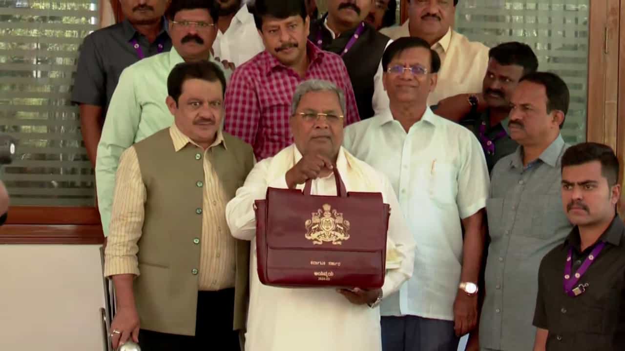 ಅಂಗನವಾಡಿ ಕಾರ್ಯಕರ್ತೆಯರಿಗೆ ಸ್ಮಾರ್ಟ್ ಫೋನ್, ಗ್ರ್ಯಾಚುಯಿಟಿ: ಬಜೆಟ್ನಲ್ಲಿ ಸಿಎಂ ಘೋಷಣೆ ಅಂಗನವಾಡಿ ಕಾರ್ಯಕರ್ತೆಯರಿಗೆ ಸ್ಮಾರ್ಟ್ ಫೋನ್, ಗ್ರ್ಯಾಚುಯಿಟಿ: ಬಜೆಟ್ನಲ್ಲಿ ಸಿಎಂ ಘೋಷಣೆ