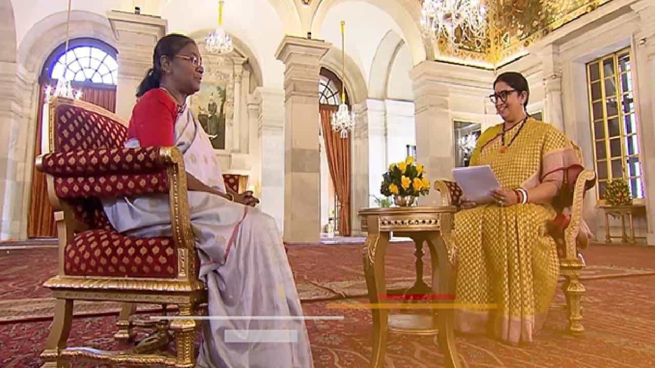 ಕೇಂದ್ರ ಸಚಿವೆ ಸ್ಮೃತಿ ಇರಾನಿಯಿಂದ ರಾಷ್ಟ್ರಪತಿ ದ್ರೌಪದಿ ಮುರ್ಮು ಸಂದರ್ಶನ ಕೇಂದ್ರ ಸಚಿವೆ ಸ್ಮೃತಿ ಇರಾನಿಯಿಂದ ರಾಷ್ಟ್ರಪತಿ ದ್ರೌಪದಿ ಮುರ್ಮು ಸಂದರ್ಶನ