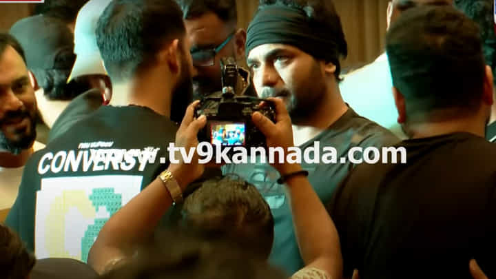 ಬಿಗ್ ಬಾಸ್ ವಿನ್ನರ್ ಕಾರ್ತಿಕ್ನ ಅಪ್ಪಿ ಅಭಿನಂದನೆ ತಿಳಿಸಿದ ಶ್ರೀಮುರಳಿ ಬಿಗ್ ಬಾಸ್ ವಿನ್ನರ್ ಕಾರ್ತಿಕ್ನ ಅಪ್ಪಿ ಅಭಿನಂದನೆ ತಿಳಿಸಿದ ಶ್ರೀಮುರಳಿ