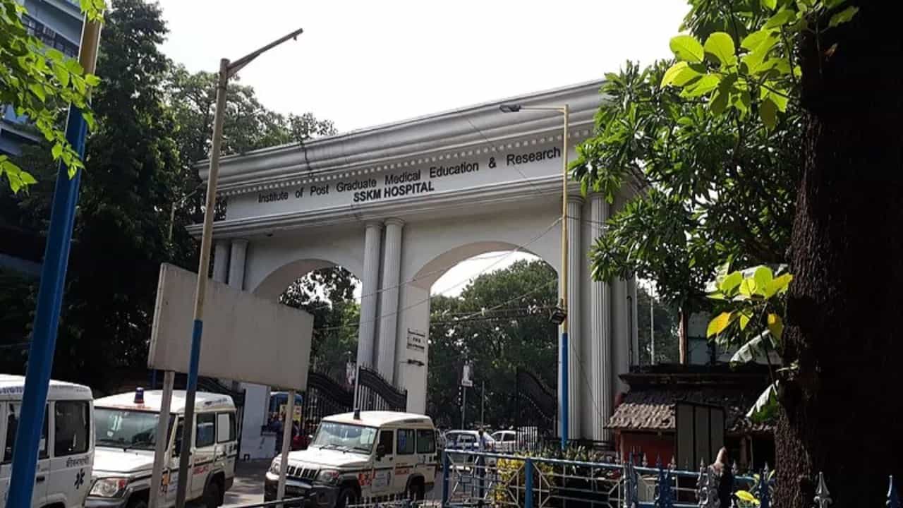 ಬರುಯಿಪುರ್: ಗುದದ್ವಾರದ ಮೂಲಕ 6 ಇಂಚಿನ ಮೊಬೈಲ್ ಹಾಕಿದ್ದು ಹೇಗೆ? ಕೈದಿಯ ಉತ್ತರ ಕೇಳಿ ಬೆಚ್ಚಿ ಬಿದ್ದ ಅಧಿಕಾರಿಗಳು ಬರುಯಿಪುರ್: ಗುದದ್ವಾರದ ಮೂಲಕ 6 ಇಂಚಿನ ಮೊಬೈಲ್ ಹಾಕಿದ್ದು ಹೇಗೆ? ಕೈದಿಯ ಉತ್ತರ ಕೇಳಿ ಬೆಚ್ಚಿ ಬಿದ್ದ ಅಧಿಕಾರಿಗಳು