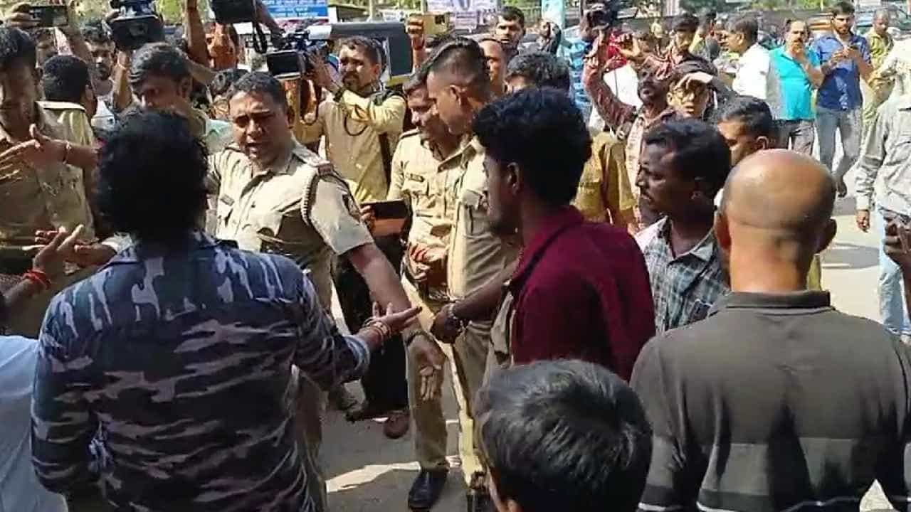 ಮಂಗಳೂರು: ಶಿಕ್ಷಕಿಯಿಂದ ಧರ್ಮದ ಅವಹೇಳನ ಆರೋಪ, ಪೊಲೀಸ್ ಠಾಣೆಗಳ ಮುಂದೆ ಧರಣಿ ನಿರ್ಧಾರ ಹಿಂಪಡೆದ ವಿಎಚ್ಪಿ ಮಂಗಳೂರು: ಶಿಕ್ಷಕಿಯಿಂದ ಧರ್ಮದ ಅವಹೇಳನ ಆರೋಪ, ಪೊಲೀಸ್ ಠಾಣೆಗಳ ಮುಂದೆ ಧರಣಿ ನಿರ್ಧಾರ ಹಿಂಪಡೆದ ವಿಎಚ್ಪಿ