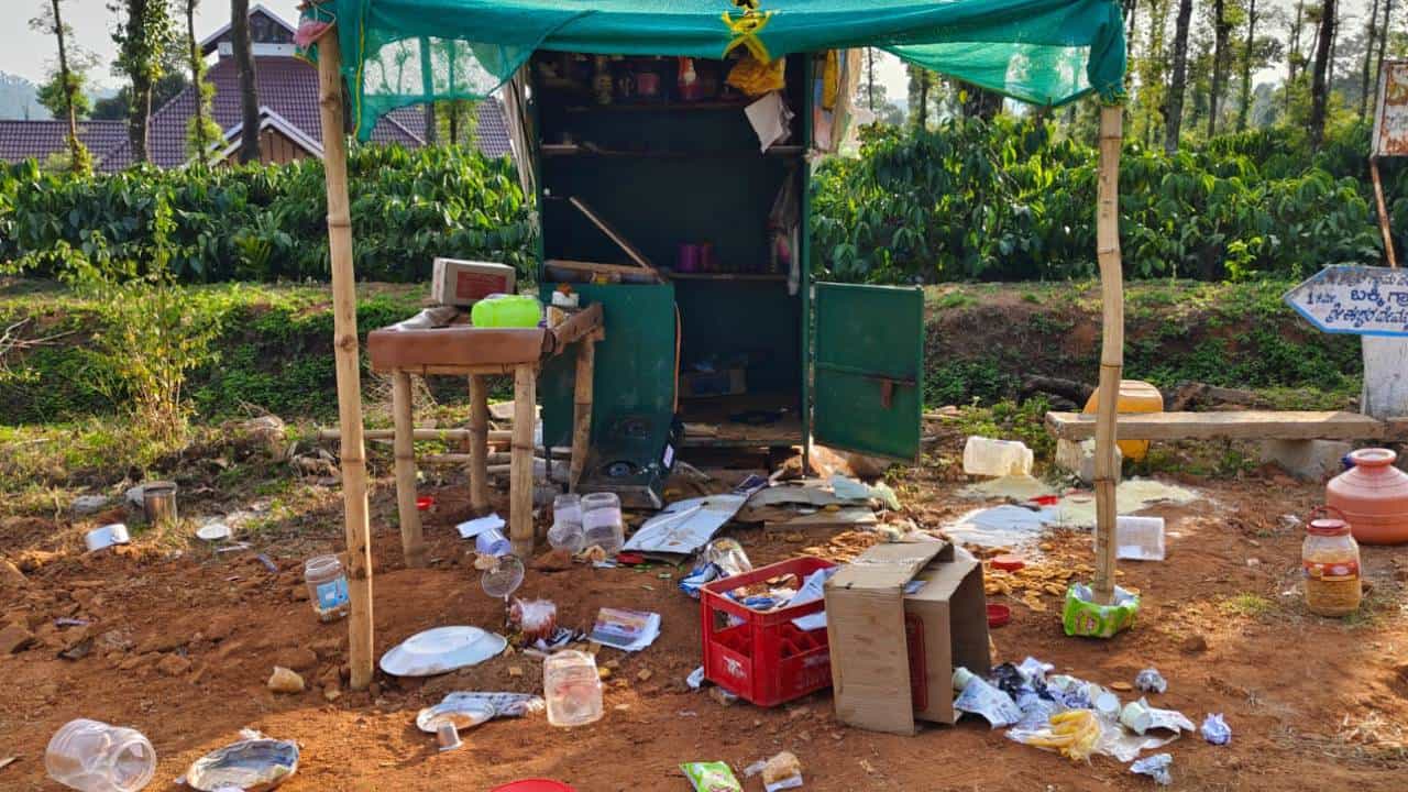 ಚಿಕ್ಕಮಗಳೂರು: ಪೆಟ್ಟಿಗೆ ಅಂಗಡಿ ಧ್ವಂಸಗೊಳಿಸಿದ ಎಸ್ಟೇಟ್ ಮಾಲಿಕ, ಅಂಗವಿಕಲ ಮಹಿಳೆ ಕಂಗಾಲು ಚಿಕ್ಕಮಗಳೂರು: ಪೆಟ್ಟಿಗೆ ಅಂಗಡಿ ಧ್ವಂಸಗೊಳಿಸಿದ ಎಸ್ಟೇಟ್ ಮಾಲಿಕ, ಅಂಗವಿಕಲ ಮಹಿಳೆ ಕಂಗಾಲು