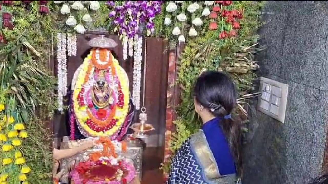 ಶ್ರೀರಂಗಪಟ್ಟಣ: ನಿಮಿಷಾಂಭಾ ದೇವಸ್ಥಾನಕ್ಕೆ ಸುಮಲತಾ ಅಂಬರೀಶ್​ ಭೇಟಿ, ಶುಭ ಸೂಚನೆ ನೀಡಿದ ದೇವಿ