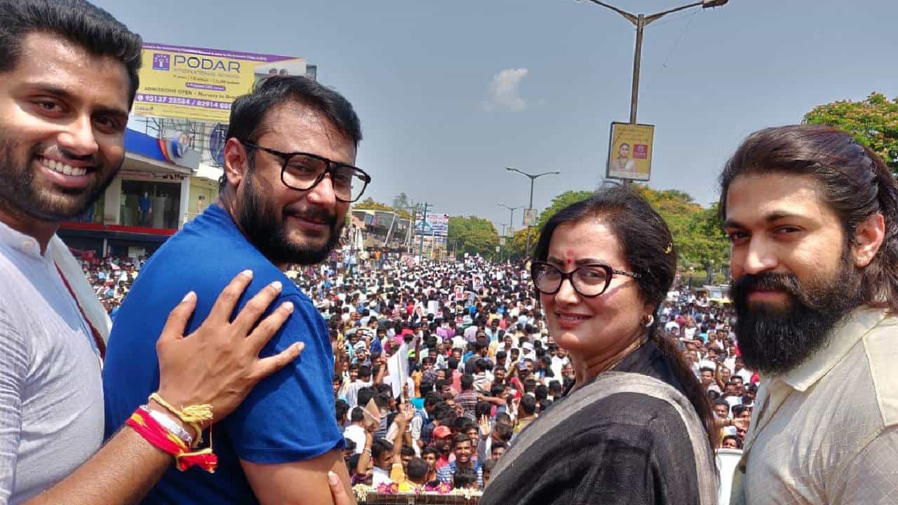 ಮಂಡ್ಯದಿಂದ ಸ್ಪರ್ಧೆ ಖಚಿತ ಪಡಿಸಿದ ಬೆನ್ನಲ್ಲೇ ಮಹತ್ವದ ಸಭೆ ಕರೆದ ರೆಬೆಲ್ ಲೇಡಿ; ತೀವ್ರ ಕುತೂಹಲ ಮೂಡಿಸಿದ ಸುಮಲತಾ ನಡೆ ಮಂಡ್ಯದಿಂದ ಸ್ಪರ್ಧೆ ಖಚಿತ ಪಡಿಸಿದ ಬೆನ್ನಲ್ಲೇ ಮಹತ್ವದ ಸಭೆ ಕರೆದ ರೆಬೆಲ್ ಲೇಡಿ; ತೀವ್ರ ಕುತೂಹಲ ಮೂಡಿಸಿದ ಸುಮಲತಾ ನಡೆ