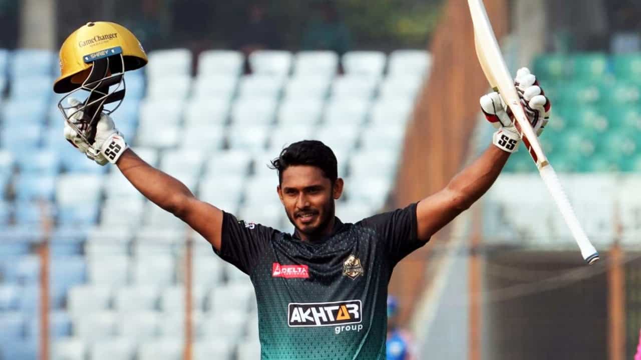 ಬಾಂಗ್ಲಾದೇಶ್ ಪ್ರೀಮಿಯರ್ ಲೀಗ್ನ 39ನೇ ಪಂದ್ಯದಲ್ಲಿ ಯುವ ಬ್ಯಾಟರ್ ತಂಝಿದ್ ಹಸನ್ ಸ್ಪೋಟಕ ಸೆಂಚುರಿ ಸಿಡಿಸಿ ಅಬ್ಬರಿಸಿದ್ದಾರೆ. ಈ ಪಂದ್ಯದಲ್ಲಿ ಚಟ್ಟೋಗ್ರಾಮ್ ಚಾಲೆಂಜರ್ಸ್ ಮತ್ತು ಖುಲ್ನಾ ಟೈಗರ್ಸ್ ತಂಡಗಳು ಮುಖಾಮುಖಿಯಾಗಿದ್ದವು. ಟಾಸ್ ಗೆದ್ದ ಚಟ್ಟೋಗ್ರಾಮ್ ಚಾಲೆಂಜರ್ಸ್ ತಂಡವು ಮೊದಲು ಬ್ಯಾಟ್ ಮಾಡಿತು.