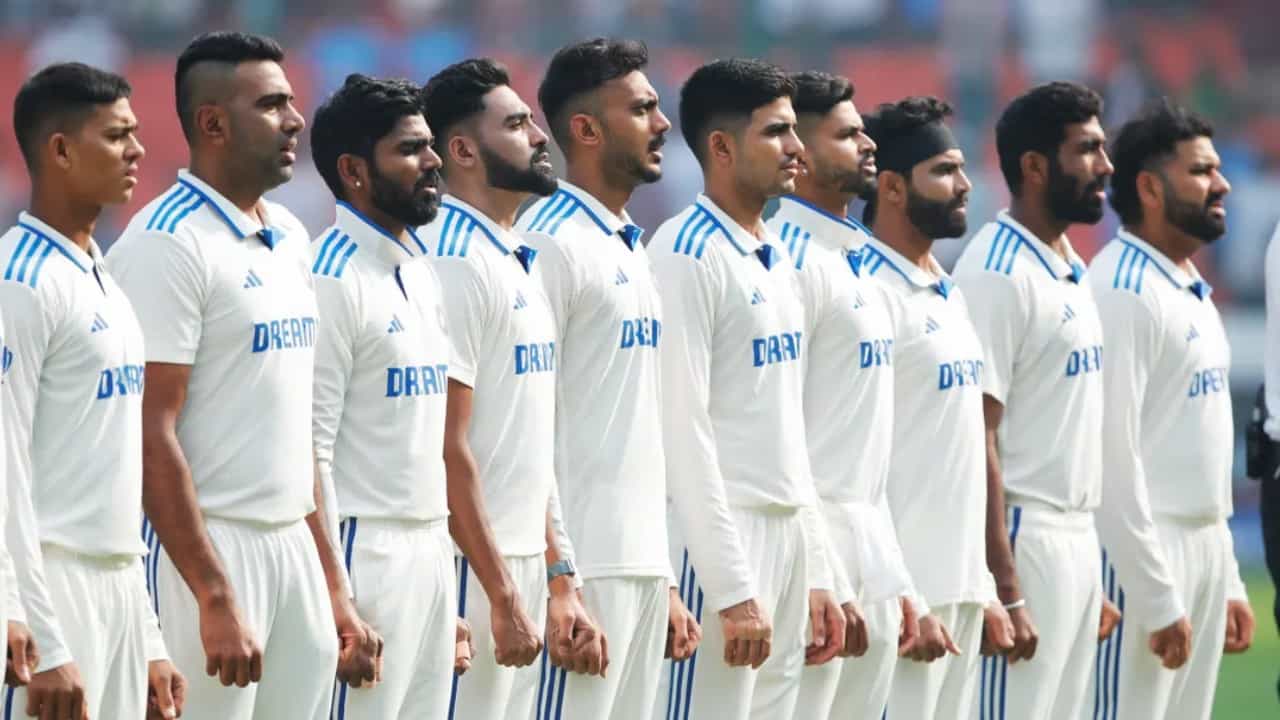 ಇಂಗ್ಲೆಂಡ್ ವಿರುದ್ಧದ ಕೊನೆಯ ಮೂರು ಟೆಸ್ಟ್ ಪಂದ್ಯಗಳಿಗೆ ಭಾರತ ತಂಡವನ್ನು (India Test Squad) ಪ್ರಕಟಿಸಲಾಗಿದೆ. ಈ ಬಾರಿಯ ಒಟ್ಟು 17 ಸದಸ್ಯರಿಗೆ ಅವಕಾಶ ನೀಡಲಾಗಿದ್ದು, ಮೂವರು ಆಟಗಾರರನ್ನು ಕೈ ಬಿಡಲಾಗಿದೆ. ಅಂದರೆ ಮೊದಲೆರಡು ಟೆಸ್ಟ್ ಪಂದ್ಯಗಳಲ್ಲಿ ಟೀಮ್ ಇಂಡಿಯಾದಲ್ಲಿ ಕಾಣಿಸಿಕೊಂಡಿದ್ದ ಮೂವರು ಆಟಗಾರರು ಈ ಬಾರಿ ಆಯ್ಕೆಯಾಗಿಲ್ಲ. ಆ ಆಟಗಾರರೆಂದರೆ...