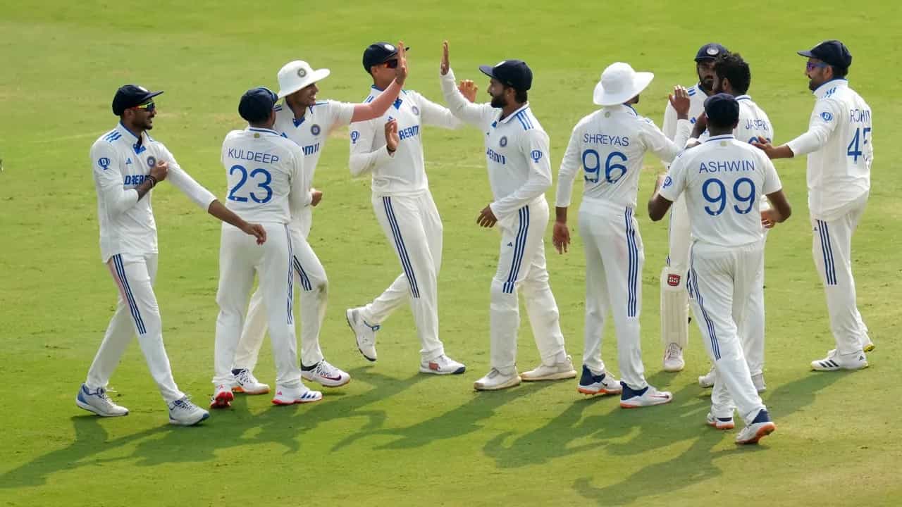 ಭಾರತ ಮತ್ತು ಇಂಗ್ಲೆಂಡ್ ನಡುವಣ 3ನೇ ಟೆಸ್ಟ್ ಪಂದ್ಯವು ಫೆಬ್ರವರಿ 5 ರಿಂದ ಶುರುವಾಗಲಿದೆ. ರಾಜ್ಕೋಟ್ನ ಸೌರಾಷ್ಟ್ರ ಕ್ರಿಕೆಟ್ ಸ್ಟೇಡಿಯಂನಲ್ಲಿ ನಡೆಯಲಿರುವ ಈ ಪಂದ್ಯಕ್ಕಾಗಿ ಟೀಮ್ ಇಂಡಿಯಾ ಪ್ಲೇಯಿಂಗ್ ಇಲೆವೆನ್ನಲ್ಲಿ ಮಹತ್ವದ ಬದಲಾವಣೆ ಕಂಡು ಬರಲಿದೆ. ಅದರಲ್ಲೂ ಯುವ ಆಟಗಾರನೊಬ್ಬ ಪಾದಾರ್ಪಣೆ ಮಾಡಲಿದ್ದಾರೆ ಎಂದು ವರದಿಯಾಗಿದೆ.