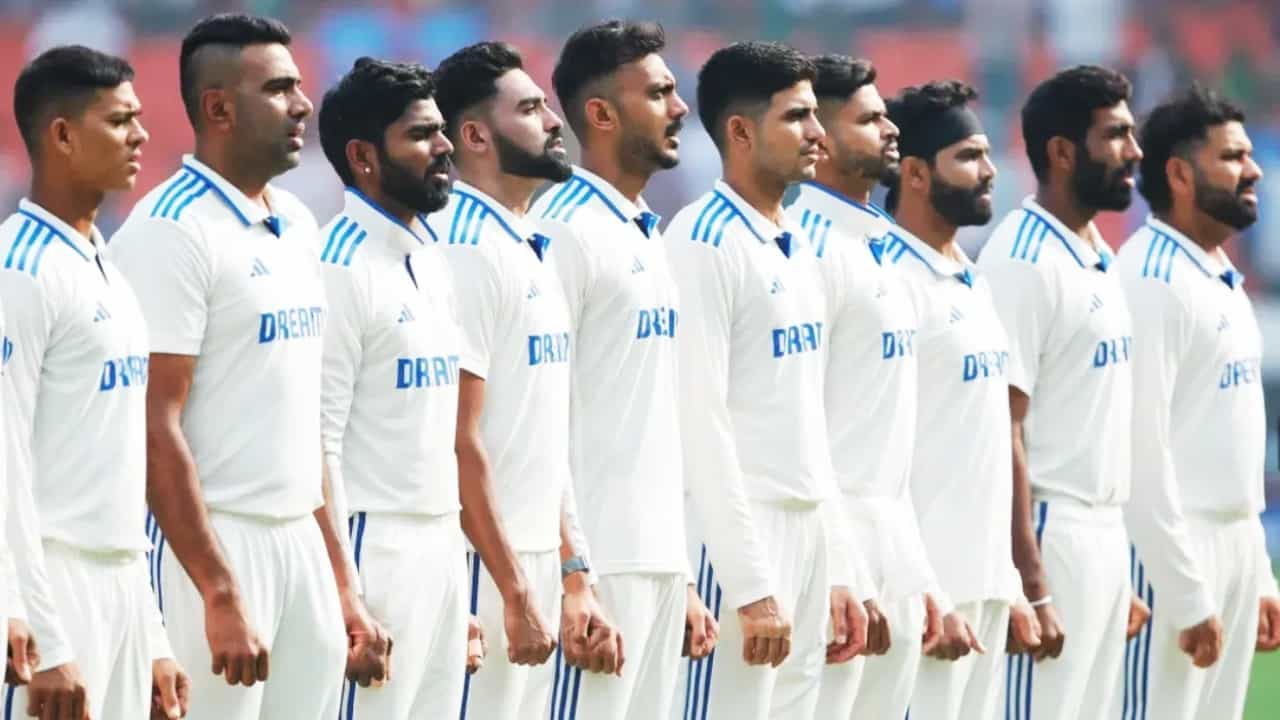 ರಾಜ್ಕೋಟ್ನಲ್ಲಿ ನಡೆಯಲಿರುವ ಇಂಗ್ಲೆಂಡ್ ವಿರುದ್ಧದ ಮೂರನೇ ಟೆಸ್ಟ್ ಪಂದ್ಯದ ಮೂಲಕ ಟೀಮ್ ಇಂಡಿಯಾ ಪರ ಇಬ್ಬರು ಯುವ ಆಟಗಾರರು ಪಾದಾರ್ಪಣೆ ಮಾಡುವುದು ಬಹುತೇಕ ಖಚಿತವಾಗಿದೆ. ಸೌರಾಷ್ಟ್ರ ಕ್ರಿಕೆಟ್ ಮೈದಾನದಲ್ಲಿ ನಡೆಯಲಿರುವ ಈ ಪಂದ್ಯಕ್ಕೆ ಕೆಎಲ್ ರಾಹುಲ್ ಅಲಭ್ಯರಾಗಿದ್ದಾರೆ. ಮತ್ತೊಂದೆಡೆ ಈ ಸರಣಿಯಿಂದ ಶ್ರೇಯಸ್ ಅಯ್ಯರ್ ಹೊರಬಿದ್ದಿದ್ದಾರೆ.