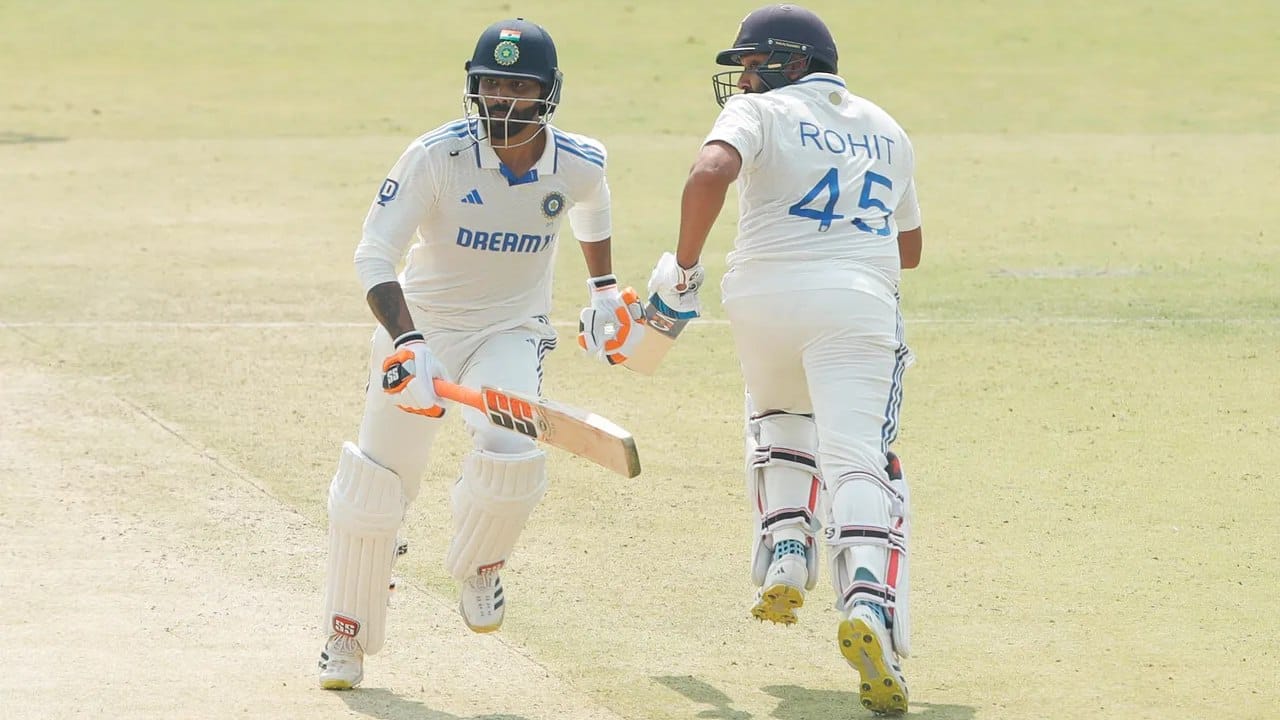 ಭಾರತ-ಇಂಗ್ಲೆಂಡ್ 3ನೇ ಟೆಸ್ಟ್​: ಈ ಪಂದ್ಯದಲ್ಲಿ ಆರಂಭಿಕ ಆಘಾತದ ಹೊರತಾಗಿಯೂ ಟೀಮ್ ಇಂಡಿಯಾ ಪರ ರೋಹಿತ್ ಶರ್ಮಾ ಹಾಗೂ ರವೀಂದ್ರ ಜಡೇಜಾ ಉತ್ತಮ ಜೊತೆಯಾಟ ಪ್ರದರ್ಶಿಸಿದ್ದಾರೆ. 4ನೇ ವಿಕೆಟ್​ಗೆ 150* ರನ್​ಗಳನ್ನು ಪೇರಿಸಿರುವ ಈ ಜೋಡಿ ಭೋಜನ ವಿರಾಮದ ವೇಳೆಗೆ ತಂಡದ ಮೊತ್ತವನ್ನು 3 ವಿಕೆಟ್ ನಷ್ಟಕ್ಕೆ 185 ಕ್ಕೆ ತಂದು ನಿಲ್ಲಿಸಿದ್ದಾರೆ. ಸದ್ಯ ರೋಹಿತ್ ಶರ್ಮಾ (97) ಹಾಗೂ ರವೀಂದ್ರ ಜಡೇಜಾ (68) ಕ್ರೀಸ್​ನಲ್ಲಿದ್ದು, ಭಾರತ ತಂಡ ಬೃಹತ್ ಮೊತ್ತ ಪೇರಿಸುವ ನಿರೀಕ್ಷೆಯಿದೆ.