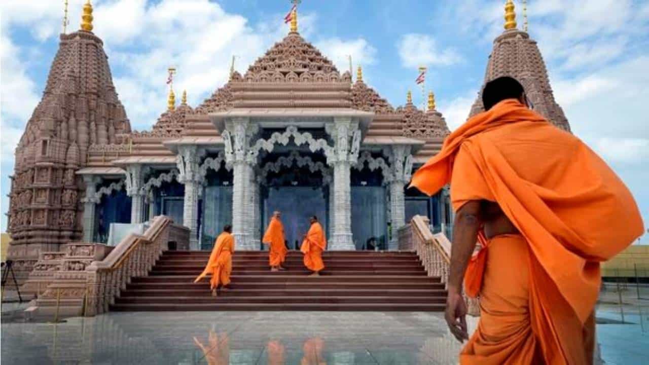 Abu Dhabi: ಇಂದು ಅಬುಧಾಬಿಯಲ್ಲಿ ಮೊದಲ ಹಿಂದೂ ದೇವಾಲಯ ಉದ್ಘಾಟಿಸಲಿದ್ದಾರೆ ಪ್ರಧಾನಿ ಮೋದಿ Abu Dhabi: ಇಂದು ಅಬುಧಾಬಿಯಲ್ಲಿ ಮೊದಲ ಹಿಂದೂ ದೇವಾಲಯ ಉದ್ಘಾಟಿಸಲಿದ್ದಾರೆ ಪ್ರಧಾನಿ ಮೋದಿ