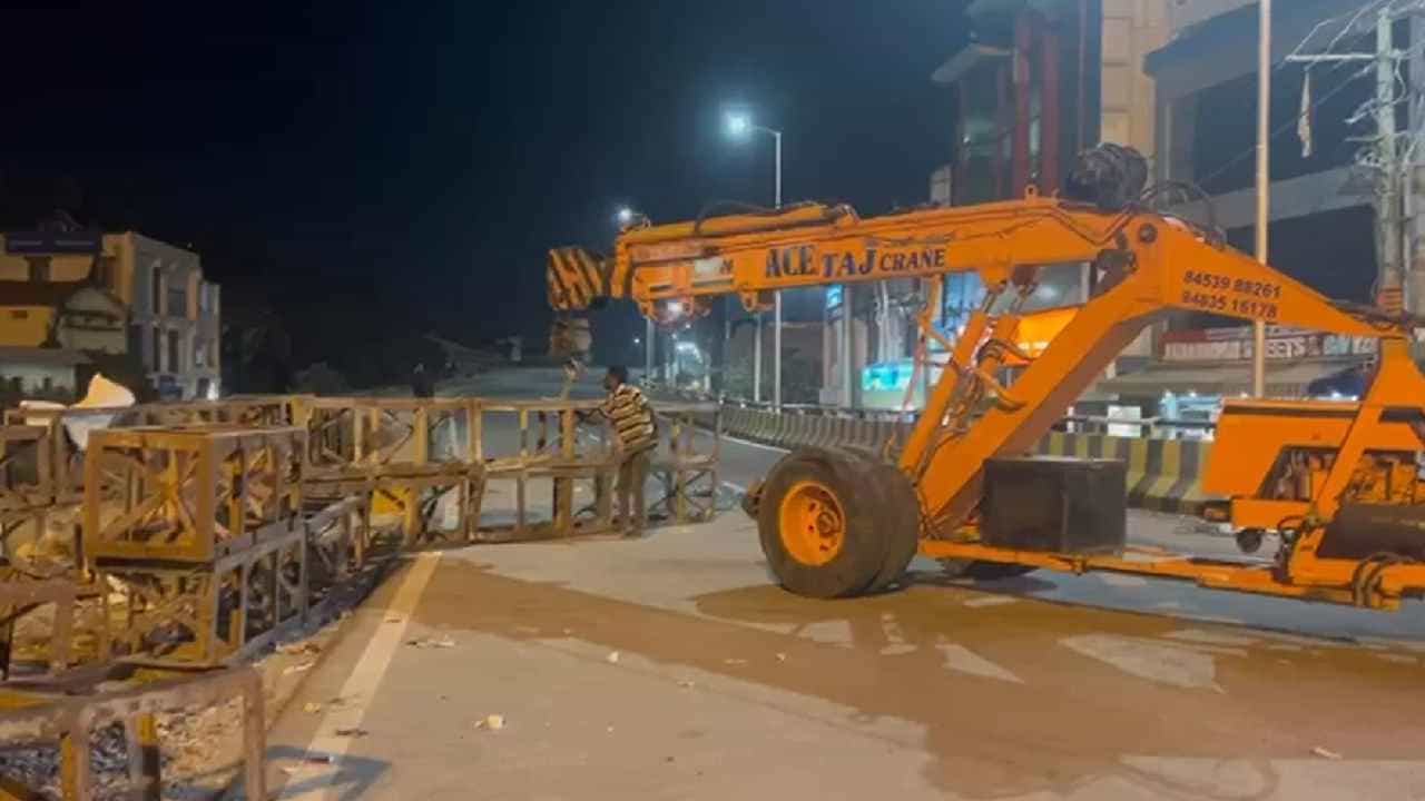 ರೈಲ್ವೆ ಇಲಾಖೆಗೆ ಸೆಡ್ಡು ಹೊಡೆದು ತಡೆ ತೆರವುಗೊಳಿಸಿದ ಹಾಸನ ಜಿಲ್ಲಾಡಳಿತ; ವಾಹನ ಸಂಚಾರಕ್ಕೆ ಫ್ಲೈಓವರ್ ಮುಕ್ತ ರೈಲ್ವೆ ಇಲಾಖೆಗೆ ಸೆಡ್ಡು ಹೊಡೆದು ತಡೆ ತೆರವುಗೊಳಿಸಿದ ಹಾಸನ ಜಿಲ್ಲಾಡಳಿತ; ವಾಹನ ಸಂಚಾರಕ್ಕೆ ಫ್ಲೈಓವರ್ ಮುಕ್ತ