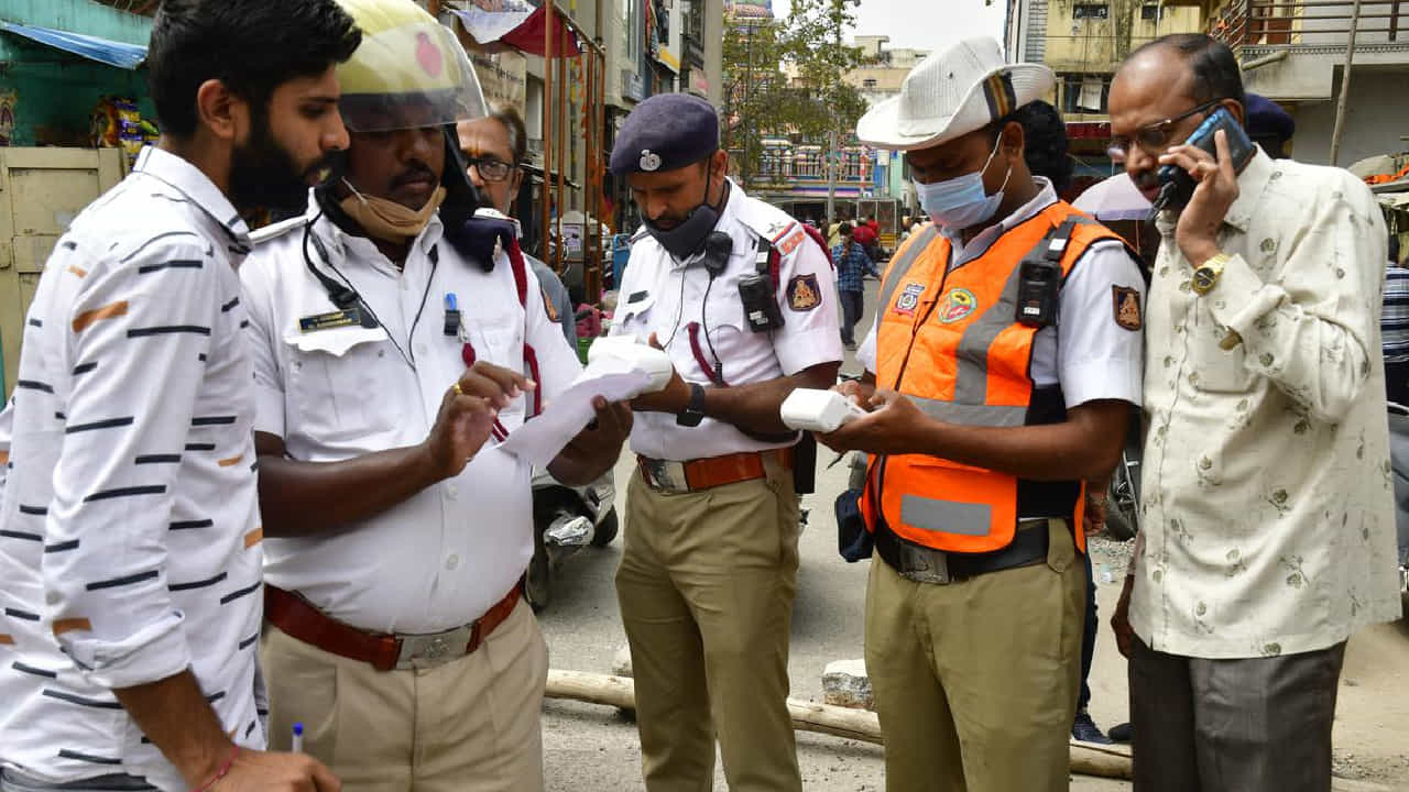 ದಕ್ಷಿಣ ಸಂಚಾರ ವಿಭಾಗ ಪೊಲೀಸರ ವಿಶೇಷ ಕಾರ್ಯಾಚರಣೆ; 85 ವಾಹನಗಳ ಮೇಲೆ ಬರೋಬ್ಬರಿ 1 ಕೋಟಿ 7 ಲಕ್ಷ ದಂಡ ದಕ್ಷಿಣ ಸಂಚಾರ ವಿಭಾಗ ಪೊಲೀಸರ ವಿಶೇಷ ಕಾರ್ಯಾಚರಣೆ; 85 ವಾಹನಗಳ ಮೇಲೆ ಬರೋಬ್ಬರಿ 1 ಕೋಟಿ 7 ಲಕ್ಷ ದಂಡ