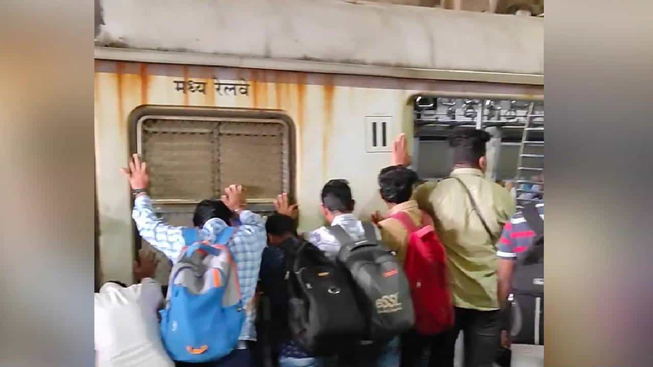 ಮುಂಬೈ: ರೈಲಿನಡಿ ಸಿಲುಕಿದ ವ್ಯಕ್ತಿಯ ರಕ್ಷಣೆಗೆ ರೈಲನ್ನೇ ತಳ್ಳಿದ ಪ್ರಯಾಣಿಕರು ಮುಂಬೈ: ರೈಲಿನಡಿ ಸಿಲುಕಿದ ವ್ಯಕ್ತಿಯ ರಕ್ಷಣೆಗೆ ರೈಲನ್ನೇ ತಳ್ಳಿದ ಪ್ರಯಾಣಿಕರು