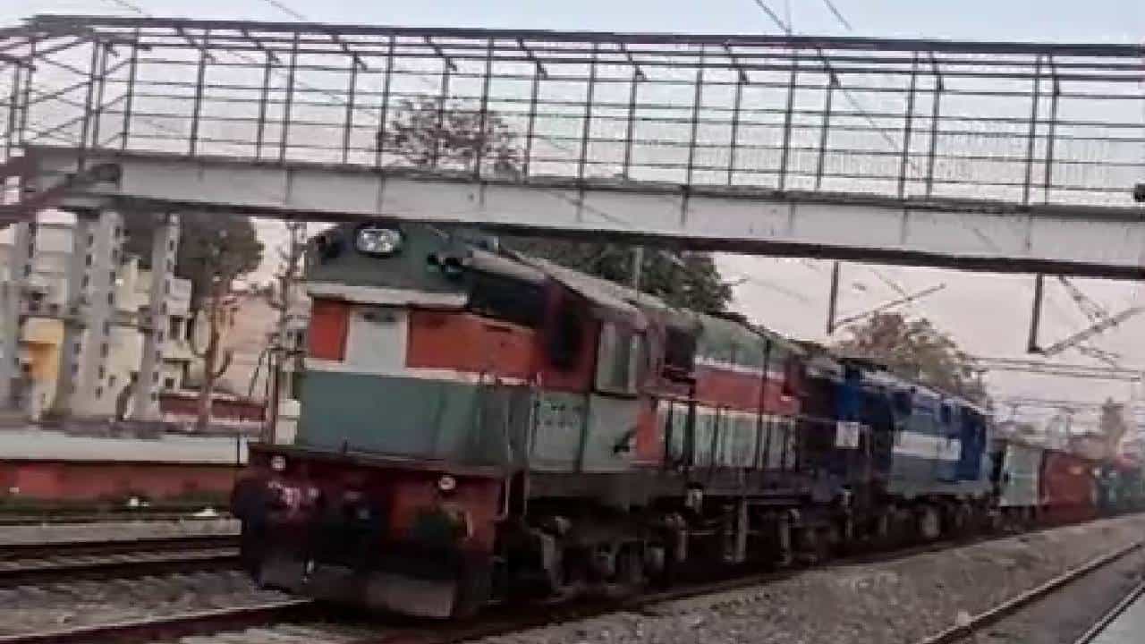 Ghost Train: ನಿಂತಿದ್ದ ರೈಲು ಲೋಕೊ ಪೈಲಟ್ ಇಲ್ಲದೆ ಏಕಾಏಕಿ ಹೊರಟೇ ಬಿಡ್ತು, ವೇಗ ನೋಡಿ ಬೆಚ್ಚಿಬಿದ್ದ ಜನ
