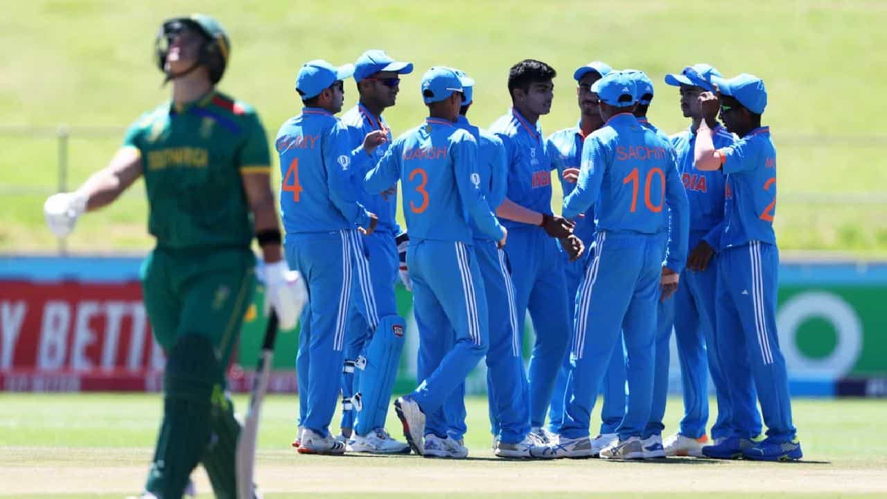 ಅಂಡರ್-19 ವಿಶ್ವಕಪ್ 2024 ರ ಮೊದಲ ಸೆಮಿಫೈನಲ್ನಲ್ಲಿ ಗೆದ್ದು ಟೀಮ್ ಇಂಡಿಯಾ ಫೈನಲ್ಗೆ ಪ್ರವೇಶಿಸಿದೆ. ವಿಲ್ಲೊಮೂರ್ ಪಾರ್ಕ್ ಮೈದಾನದಲ್ಲಿ ನಡೆದ ಸೌತ್ ಆಫ್ರಿಕಾ ವಿರುದ್ಧದ ಸೆಮಿಫೈನಲ್ನಲ್ಲಿ ಭಾರತ ತಂಡವು 2 ವಿಕೆಟ್ಗಳ ರೋಚಕ ಜಯ ಸಾಧಿಸಿತು. ಈ ಮೂಲಕ 9ನೇ ಬಾರಿ ಟೀಮ್ ಇಂಡಿಯಾ ಕಿರಿಯರ ವಿಶ್ವಕಪ್ನಲ್ಲಿ ಫೈನಲ್ಗೆ ಪ್ರವೇಶಿಸಿದೆ.