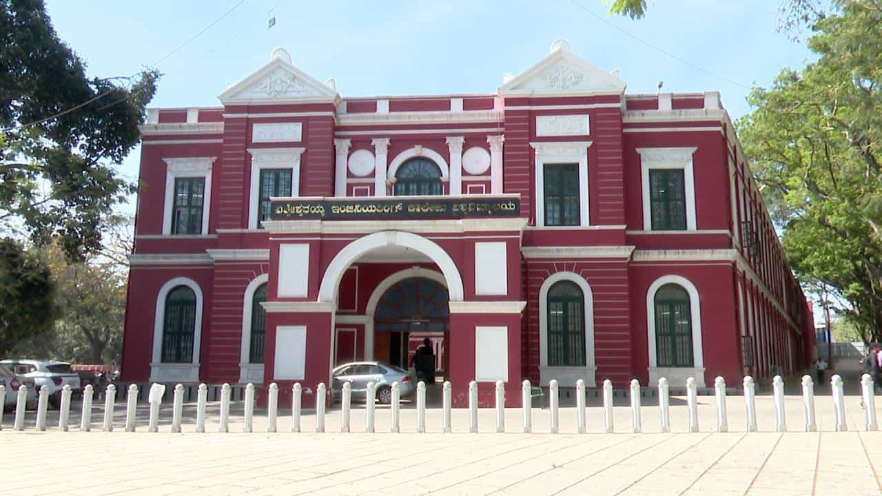UVCE ಸಂಸ್ಥೆಗೆ ಕೂಡಿ ಬರದ ಐಐಟಿ ಮಾದರಿ ಸೌಲಭ್ಯ; UVCEನಲ್ಲಿ ಸಿಬ್ಬಂದಿ ಕೊರತೆ, ವಿದ್ಯಾರ್ಥಿಗಳ ಪರದಾಟ UVCE ಸಂಸ್ಥೆಗೆ ಕೂಡಿ ಬರದ ಐಐಟಿ ಮಾದರಿ ಸೌಲಭ್ಯ; UVCEನಲ್ಲಿ ಸಿಬ್ಬಂದಿ ಕೊರತೆ, ವಿದ್ಯಾರ್ಥಿಗಳ ಪರದಾಟ