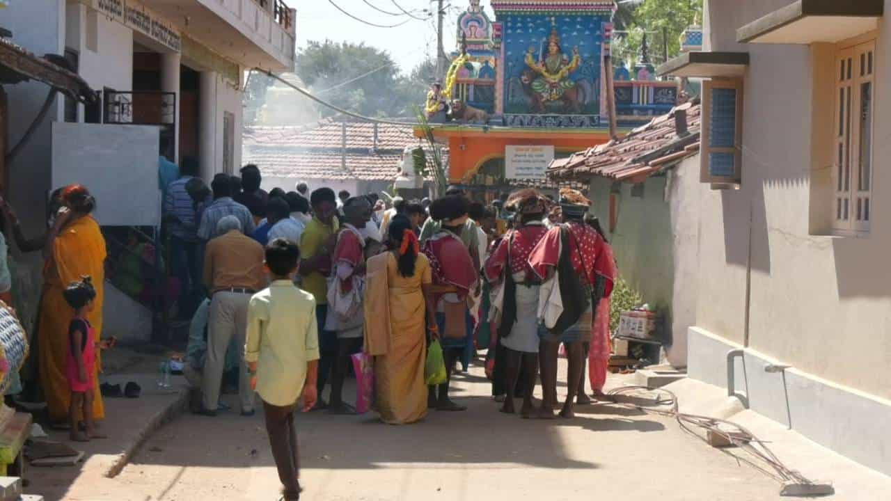 ಮುಜರಾಯಿ ಇಲಾಖೆ ಹಾಗೂ ಟ್ರಸ್ಟಿಗಳ ನಡುವಿನ ಮುಸುಕಿನ ಗುದ್ದಾಟ; ಶ್ರೀ ಉರುಕಾತೇಶ್ವರಿ ಅಮ್ಮನವರ ದೇವಸ್ಥಾನಕ್ಕೆ ಬೀಗ ಮುಜರಾಯಿ ಇಲಾಖೆ ಹಾಗೂ ಟ್ರಸ್ಟಿಗಳ ನಡುವಿನ ಮುಸುಕಿನ ಗುದ್ದಾಟ; ಶ್ರೀ ಉರುಕಾತೇಶ್ವರಿ ಅಮ್ಮನವರ ದೇವಸ್ಥಾನಕ್ಕೆ ಬೀಗ
