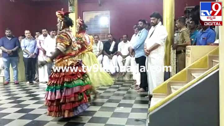 ಮಂಗಳೂರು: ಹರಕೆ ಕೋಲದಲ್ಲಿ ಭಾಗವಹಿಸಿದ ಯು.ಟಿ. ಖಾದರ್ ಮಂಗಳೂರು: ಹರಕೆ ಕೋಲದಲ್ಲಿ ಭಾಗವಹಿಸಿದ ಯು.ಟಿ. ಖಾದರ್