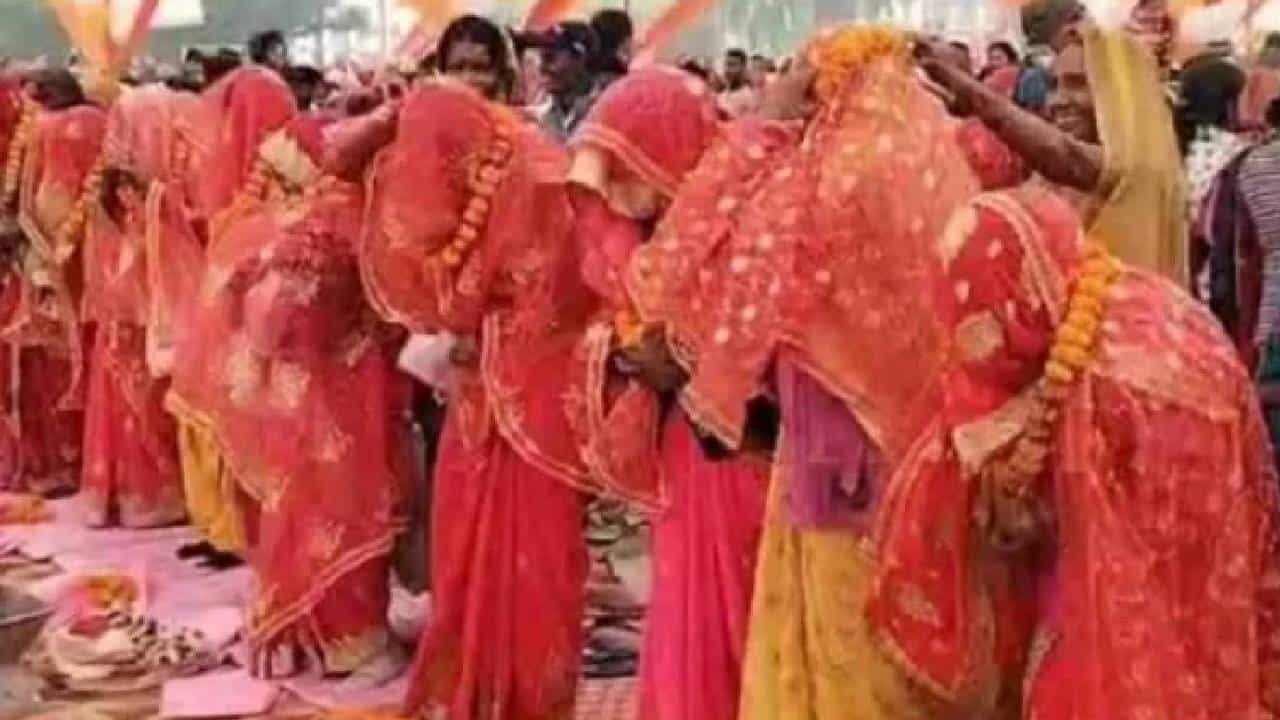 ಉತ್ತರ ಪ್ರದೇಶ: ವರರಿಲ್ಲದೆ ನಡೆಯಿತು ಸುಳ್ಳು ಸಾಮೂಹಿಕ ವಿವಾಹ, ನಟಿಸಿದವರಿಗೆ ಸಿಕ್ಕಿತ್ತು ಹಣ ಉತ್ತರ ಪ್ರದೇಶ: ವರರಿಲ್ಲದೆ ನಡೆಯಿತು ಸುಳ್ಳು ಸಾಮೂಹಿಕ ವಿವಾಹ, ನಟಿಸಿದವರಿಗೆ ಸಿಕ್ಕಿತ್ತು ಹಣ