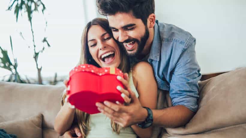 Valentine’s Day: ಸಂಗಾತಿಗೆ ಸರ್ಪ್ರೈಸ್; ಪ್ರೇಮಿಗಳ ದಿನಕ್ಕೆ ಏನೆಲ್ಲ ಉಡುಗೊರೆ ಕೊಡಬಹುದು?