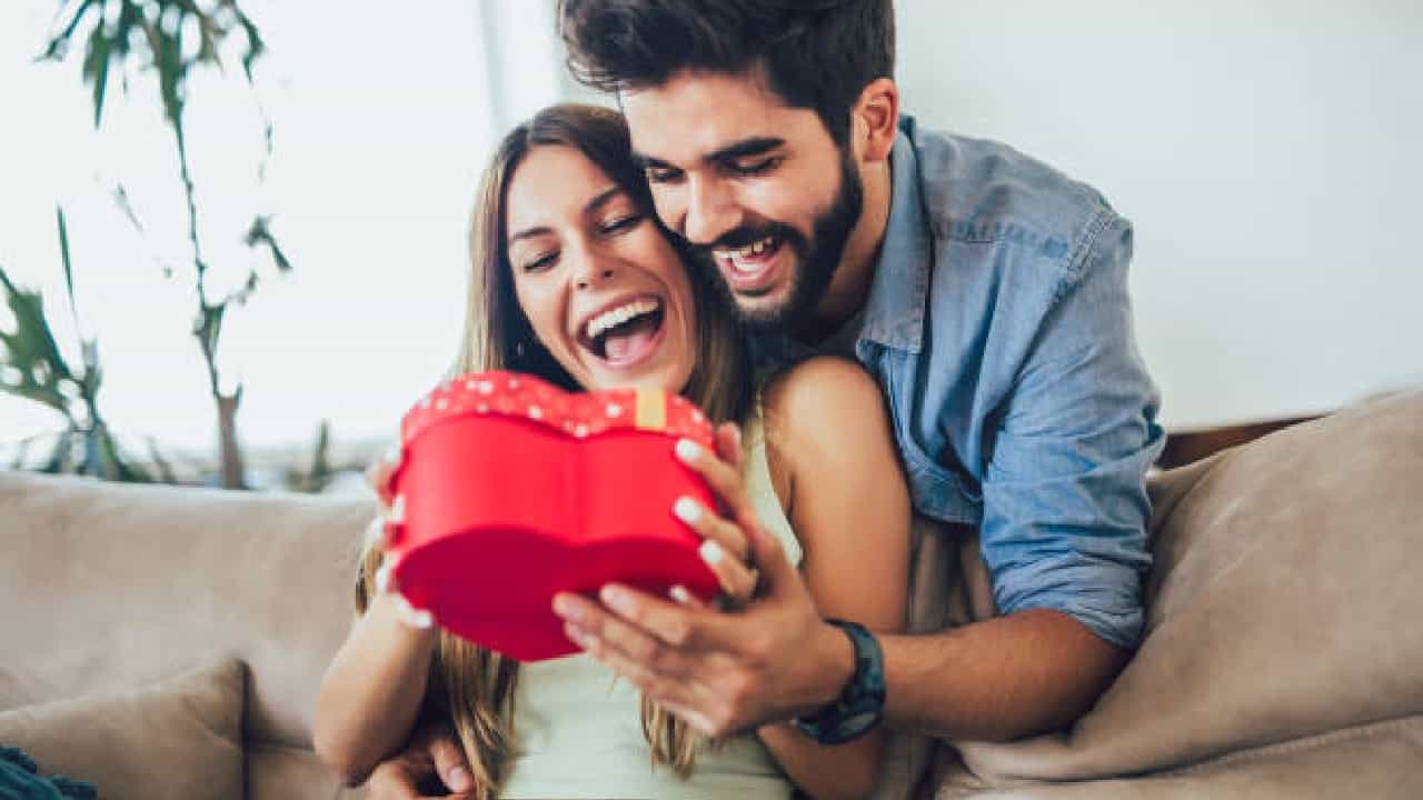 Valentine’s Day: ಸಂಗಾತಿಗೆ ಸರ್​ಪ್ರೈಸ್; ಪ್ರೇಮಿಗಳ ದಿನಕ್ಕೆ ಏನೆಲ್ಲ ಉಡುಗೊರೆ ಕೊಡಬಹುದು?