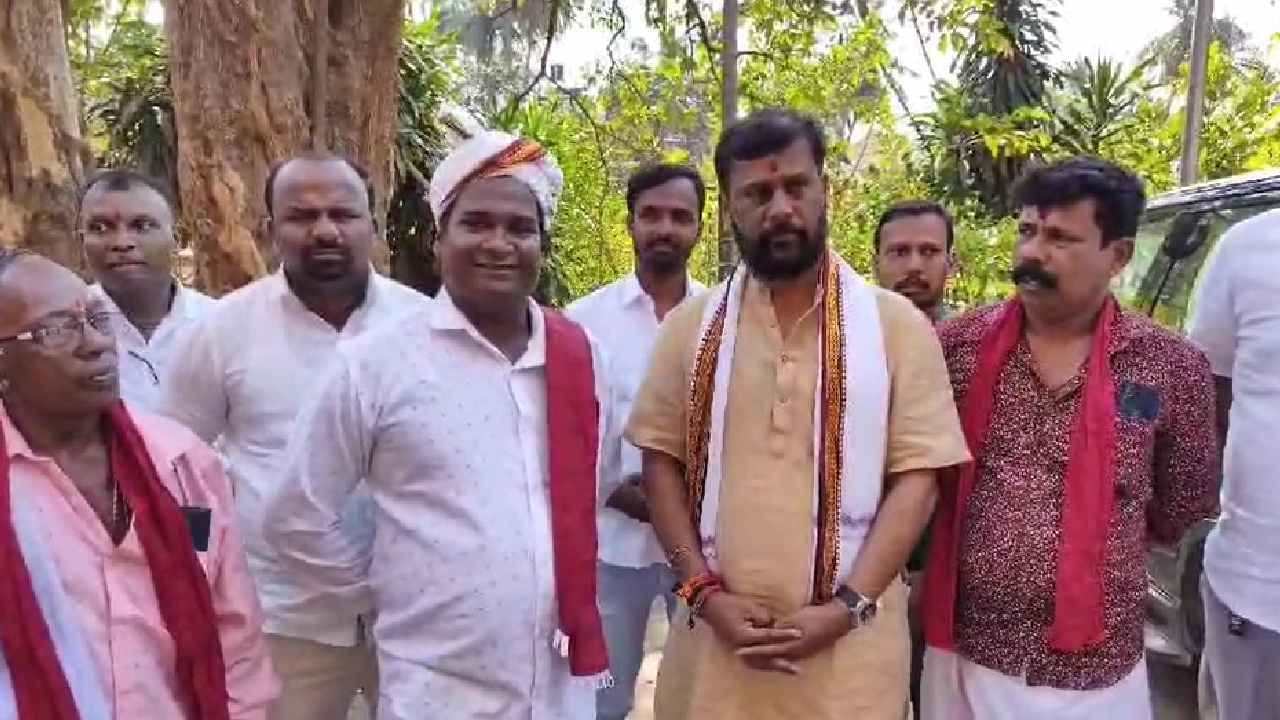 ಸಿನಿಮಾಗಳಲ್ಲಿ ನೇಮ ಅನುಕರಣೆ: ದೈವಾರಾಧಕರ ಹೋರಾಟಕ್ಕೆ ವಿಹೆಚ್ಪಿ ಬಜರಂಗದಳ ಬೆಂಬಲ ಸಿನಿಮಾಗಳಲ್ಲಿ ನೇಮ ಅನುಕರಣೆ: ದೈವಾರಾಧಕರ ಹೋರಾಟಕ್ಕೆ ವಿಹೆಚ್ಪಿ ಬಜರಂಗದಳ ಬೆಂಬಲ