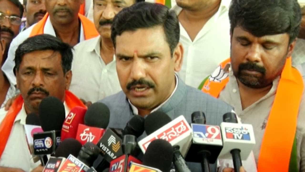 ಪಾಕಿಸ್ತಾನ್ ಪರ ಘೋಷಣೆ ಆರೋಪ: ದೇಶದ್ರೋಹಿಗಳನ್ನು ಬಂಧಿಸಲು ಯೋಚನೆ ಮಾಡಬೇಕಾ: ವಿಜಯೇಂದ್ರ ಪ್ರಶ್ನೆ ಪಾಕಿಸ್ತಾನ್ ಪರ ಘೋಷಣೆ ಆರೋಪ: ದೇಶದ್ರೋಹಿಗಳನ್ನು ಬಂಧಿಸಲು ಯೋಚನೆ ಮಾಡಬೇಕಾ: ವಿಜಯೇಂದ್ರ ಪ್ರಶ್ನೆ