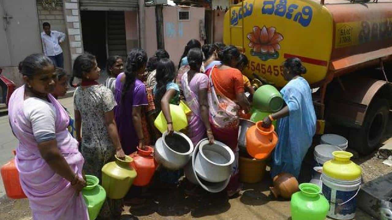 ಕುಸಿದ ಬೆಂಗಳೂರಿನ ಅಂತರ್ಜಲ: ಬೇಸಿಗೆ ಆರಂಭಕ್ಕೂ ಮೊದಲೆ ಮಹಾನಗರಕ್ಕೆ ಏನಿದು ಜಲಕ್ಷಾಮ? ಇಲ್ಲಿದೆ ವಿವರ ಕುಸಿದ ಬೆಂಗಳೂರಿನ ಅಂತರ್ಜಲ: ಬೇಸಿಗೆ ಆರಂಭಕ್ಕೂ ಮೊದಲೆ ಮಹಾನಗರಕ್ಕೆ ಏನಿದು ಜಲಕ್ಷಾಮ? ಇಲ್ಲಿದೆ ವಿವರ
