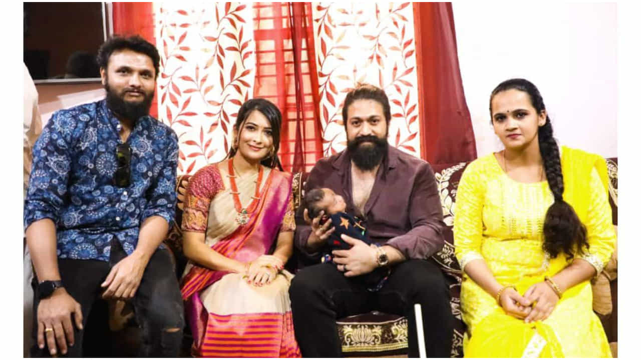 ಆಪ್ತ ಸಹಾಯಕನ ಮಗುವಿಗೆ ಚಿನ್ನದ ಸರ ನೀಡಿದ ಯಶ್-ರಾಧಿಕಾ ಪಂಡಿತ್ ದಂಪತಿ ಆಪ್ತ ಸಹಾಯಕನ ಮಗುವಿಗೆ ಚಿನ್ನದ ಸರ ನೀಡಿದ ಯಶ್-ರಾಧಿಕಾ ಪಂಡಿತ್ ದಂಪತಿ