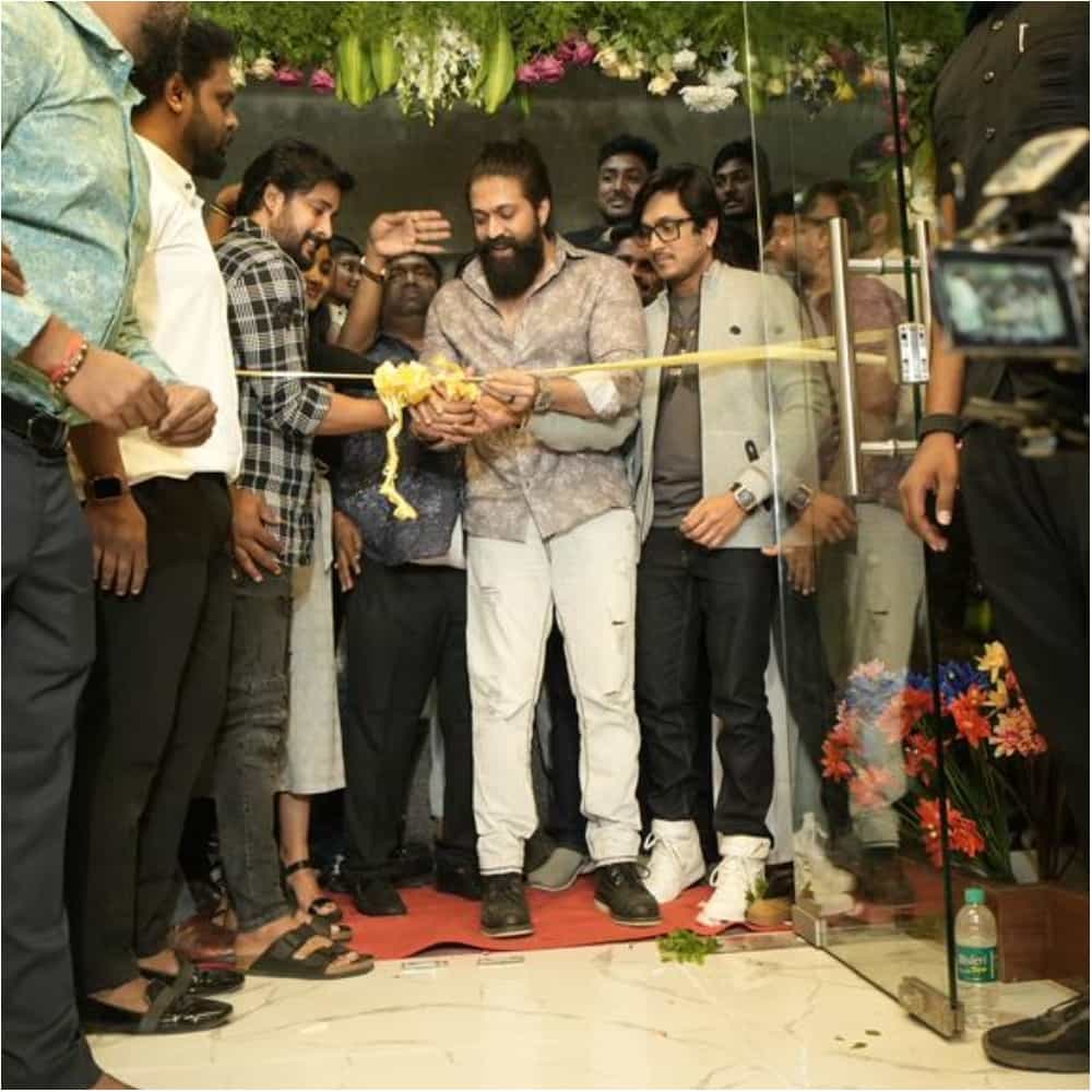ನಟ ಯಶ್, ತಮ್ಮ ಫಿಟ್ನೆಸ್ ಟ್ರೈನರ್ ಕಿಟ್ಟಿ ಅಲಿಯಾಸ್ ಪಾನಿಪುರಿ ಕಿಟ್ಟಿಯ ಹೊಸ ಜಿಮ್ ಉದ್ಘಾಟನೆ ಮಾಡಿದ್ದಾರೆ.