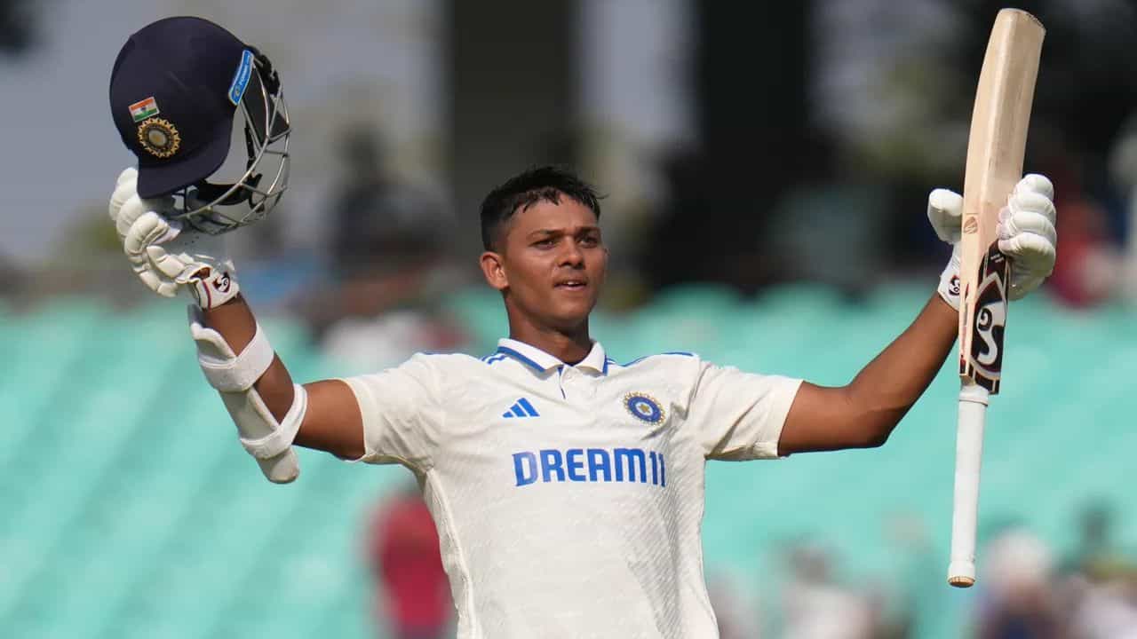 ರಾಂಚಿಯಲ್ಲಿ ನಡೆಯುತ್ತಿರುವ ಇಂಗ್ಲೆಂಡ್ ವಿರುದ್ಧದ 4ನೇ ಟೆಸ್ಟ್ ಪಂದ್ಯದಲ್ಲಿ ಟೀಮ್ ಇಂಡಿಯಾ ಆರಂಭಿಕ ಆಟಗಾರ ಯಶಸ್ವಿ ಜೈಸ್ವಾಲ್ (Yashasvi Jaiswal) ಅರ್ಧಶತಕ ಬಾರಿಸಿ ಮಿಂಚಿದ್ದಾರೆ. ಈ ಪಂದ್ಯದ ಮೊದಲ ಇನಿಂಗ್ಸ್ನಲ್ಲಿ ಆಕರ್ಷಕ ಬ್ಯಾಟಿಂಗ್ ಪ್ರದರ್ಶಿಸಿದ ಜೈಸ್ವಾಲ್ 117 ಎಸೆತಗಳಲ್ಲಿ 1 ಸಿಕ್ಸ್ ಹಾಗೂ 8 ಫೋರ್ಗಳೊಂದಿಗೆ 73 ರನ್ ಬಾರಿಸಿದರು.