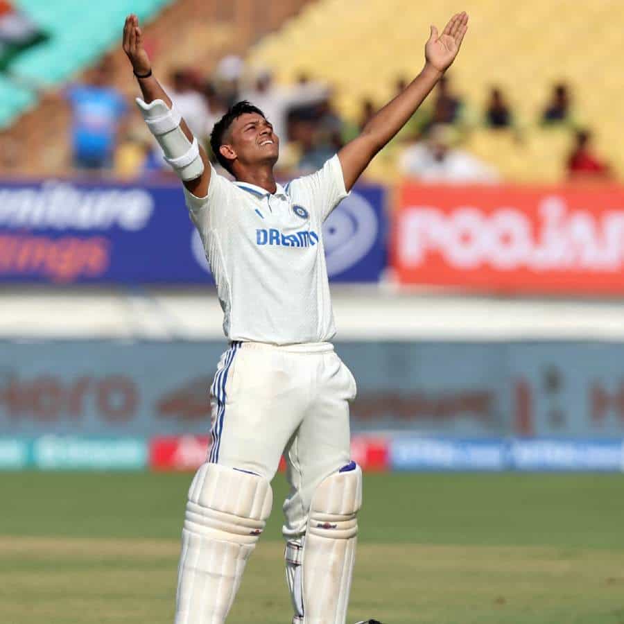 ಭಾರತ ಮತ್ತು ಇಂಗ್ಲೆಂಡ್ ನಡುವಿನ ಟೆಸ್ಟ್ ಸರಣಿಯ ಮೂರನೇ ಪಂದ್ಯ ರಾಜ್ಕೋಟ್ನಲ್ಲಿ ನಡೆಯುತ್ತಿದೆ. ಎರಡನೇ ಇನ್ನಿಂಗ್ಸ್ನಲ್ಲಿ ಯಶಸ್ವಿ ಜೈಸ್ವಾಲ್ ಭಾರತದ ಪರ ಅದ್ಭುತ ಶತಕ ಬಾರಿಸಿ ಆಂಗ್ಲರ ಬೌಲಿಂಗ್ ಪಡೆಯನ್ನು ಧೂಳಿಪಟ ಮಾಡಿದರು. ಈ ಮೂಲಕ ಇಂಗ್ಲೆಂಡ್ ತಂಡದ ಗೆಲುವಿನ ಆಸೆ ದೂರವಾಗಿದೆ.