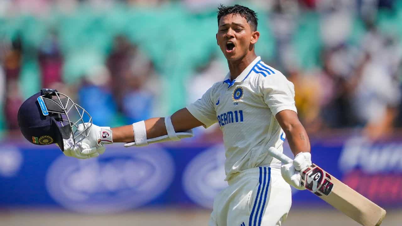 ಇಂಗ್ಲೆಂಡ್ ವಿರುದ್ಧದ ಟೆಸ್ಟ್ ಸರಣಿಯಲ್ಲಿ ಅದ್ಭುತ ಬ್ಯಾಟಿಂಗ್ ಪ್ರದರ್ಶಿಸಿರುವ ಯಶಸ್ವಿ ಜೈಸ್ವಾಲ್ (Yashasvi Jaiswal) ಇದೀಗ ಹೊಸ ಇತಿಹಾಸ ನಿರ್ಮಿಸಿದ್ದಾರೆ. ಈ ಸರಣಿಯ 4 ಪಂದ್ಯಗಳಲ್ಲಿ ಯಶಸ್ವಿ ಒಟ್ಟು 655 ರನ್ ಬಾರಿಸಿದ್ದಾರೆ. ಈ ಮೂಲಕ ಇಂಗ್ಲೆಂಡ್ ವಿರುದ್ಧ ಟೆಸ್ಟ್ ಸರಣಿಯೊಂದರಲ್ಲಿ ಅತೀ ಹೆಚ್ಚು ರನ್ ಕಲೆಹಾಕಿದ ಭಾರತದ ಎಡಗೈ ಬ್ಯಾಟರ್ ಎನಿಸಿಕೊಂಡಿದ್ದಾರೆ.
