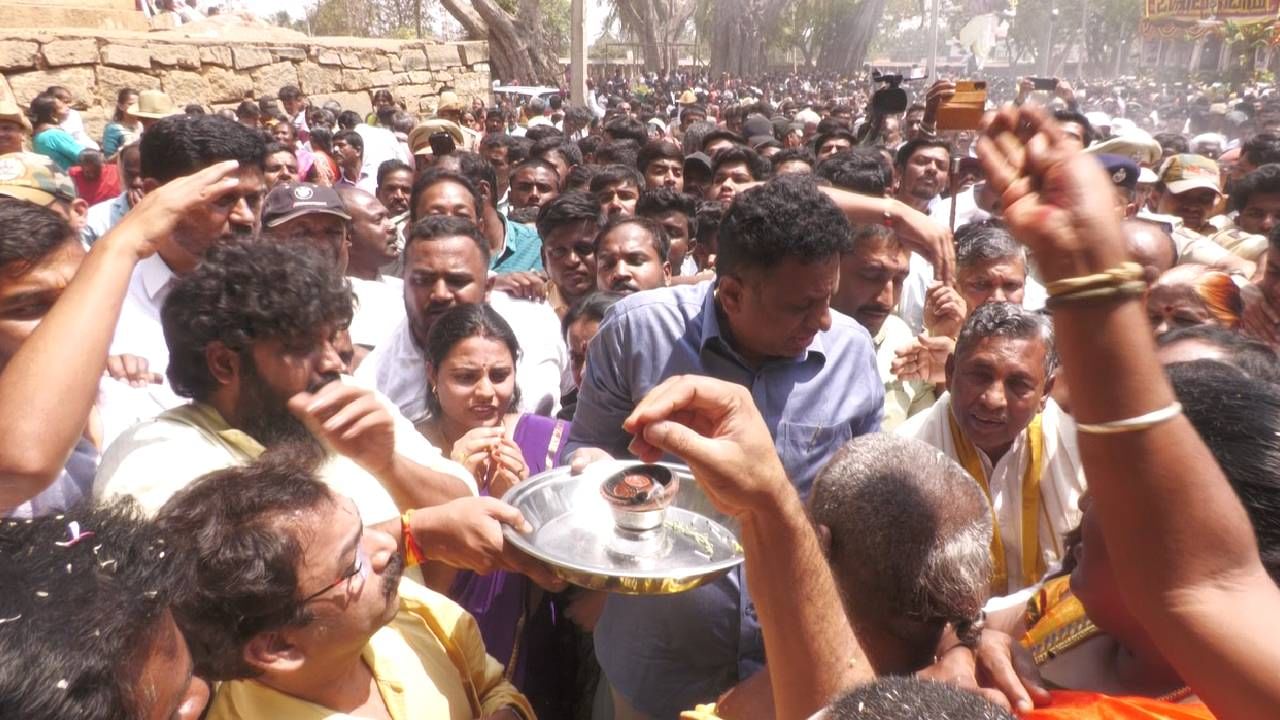 ಮಹಾ ಶಿವರಾತ್ರಿ ಪ್ರಯುಕ್ತ ಕ್ಷೇತ್ರದಲ್ಲಿ ಇಂದು ಜೋಡಿ ಬ್ರಹ್ಮರಥೋತ್ಸವ ನಡೆಯಿತು. ಈ ವೇಳೆ ಶಾಸಕ ಪ್ರದೀಪ್​ ಈಶ್ವರ್​, ಜಿಲ್ಲಾ ಉಸ್ತುವಾರಿ ಸಚಿವ ಡಾ.ಎಂ.ಸಿ.ಸುಧಾಕರ್, ಜಾತ್ರೆಯಲ್ಲಿ ಬಾಗಿಯಾಗಿ ರಥಕ್ಕೆ ಪೂಜೆ ಸಲ್ಲಿಸಿ ರಥೋತ್ಸವಕ್ಕೆ ಚಾಲನೆ ನೀಡಿದರು.