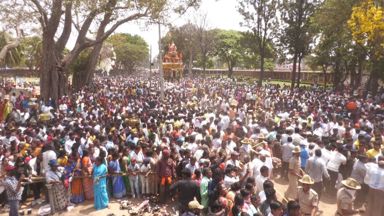 ರಾತ್ರಿಯಿಡಿ ಜಾಗರಣ, ಭಜನೆ ಪ್ರಾರ್ಥನೆ ನಡೆದ್ರೆ, ಬೆಳಿಗ್ಗೆ ದೇವರ ದರ್ಶನ ಪಡೆದು ರಥ ಎಳೆದು ಭಕ್ತರು ದೇವರ ಕೃಪೆಗೆ ಪಾತ್ರರಾದರು.