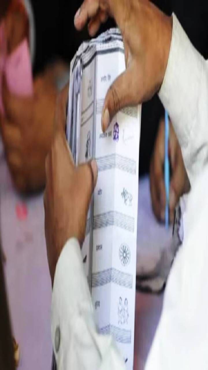 ದೇಶಾಧ್ಯಂತ 97ಕೋಟಿ ಮತದಾರರಿದ್ದು, 49.7 ಕೋಟಿ ಪುರುಷ, 47.1ಕೋಟಿ ಮಹಿಳಾ, 1.8 ಕೋಟಿ ಮೊದಲ ಮತದಾರರು, 48 ಸಾವಿರ ತೃತೀಯ ಲಿಂಗಿ, 85 ವರ್ಷ ಮೇಲ್ಪಟ್ಟ 82 ಲಕ್ಷ ಮತದಾರರು,